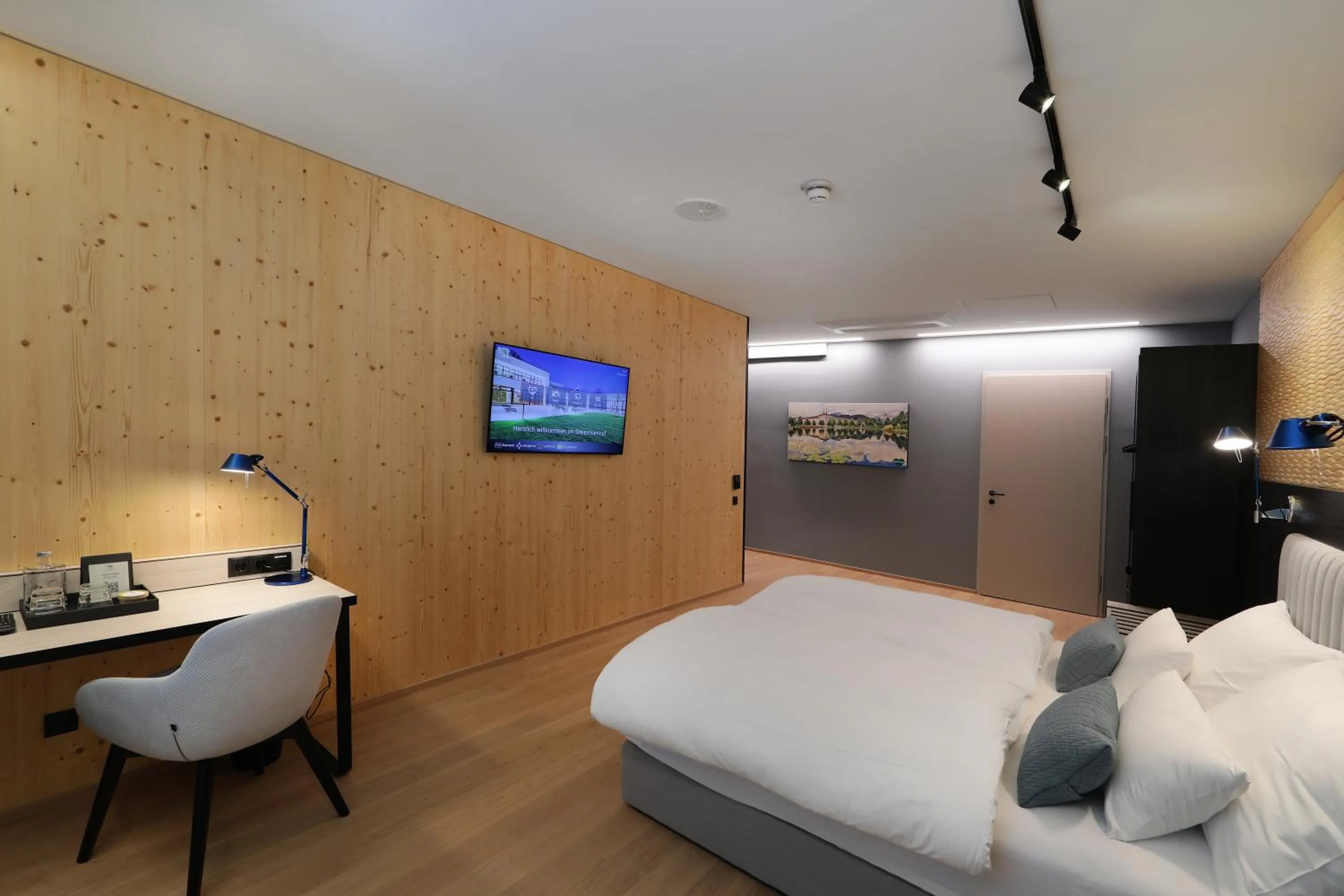 Photo of the whole room, Bed in Hotel Steiermarkhof Graz - Aus Holz gebaut, von Hügeln geküsst