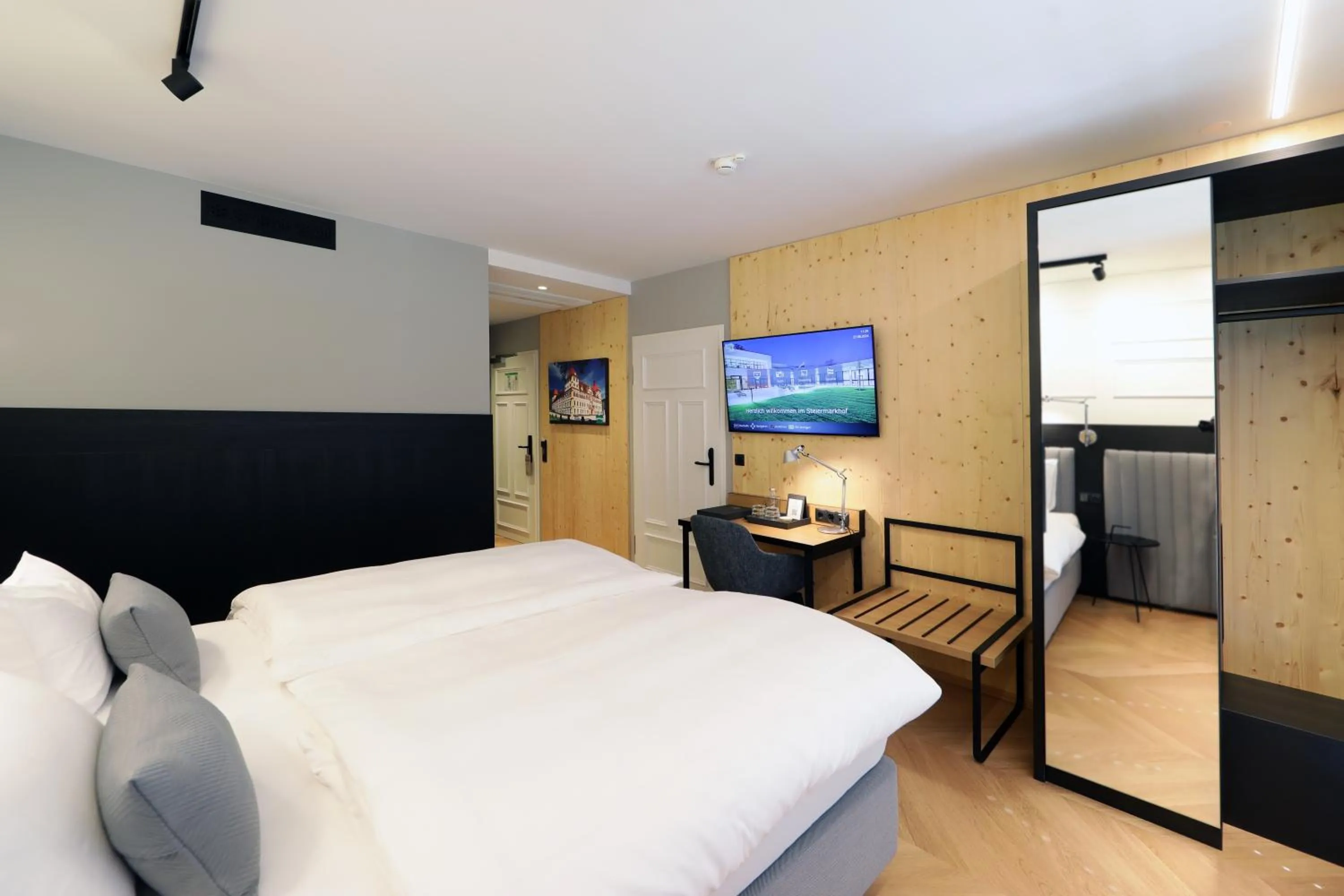 Photo of the whole room, Bed in Hotel Steiermarkhof Graz - Aus Holz gebaut, von Hügeln geküsst