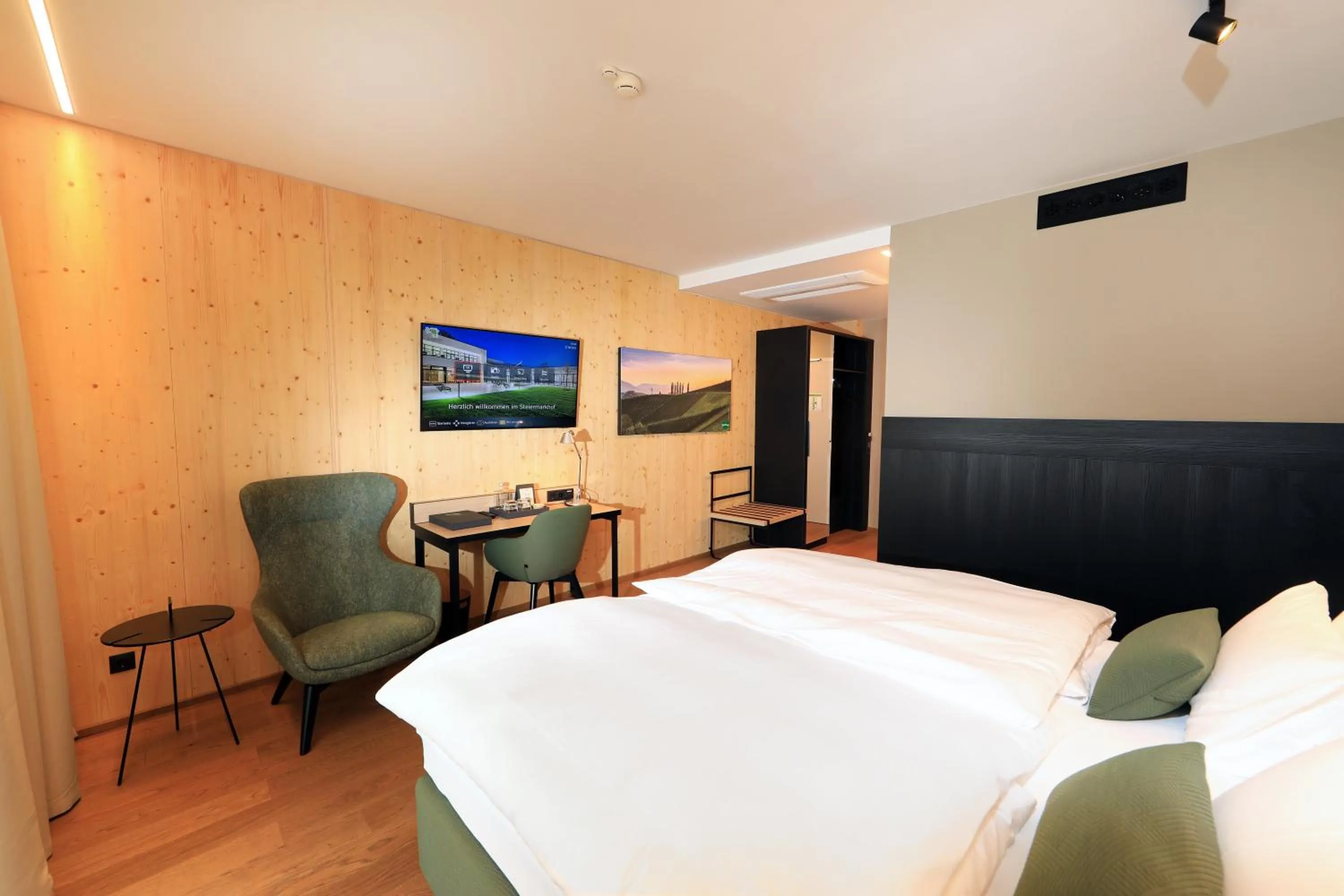 Photo of the whole room, Bed in Hotel Steiermarkhof Graz - Aus Holz gebaut, von Hügeln geküsst