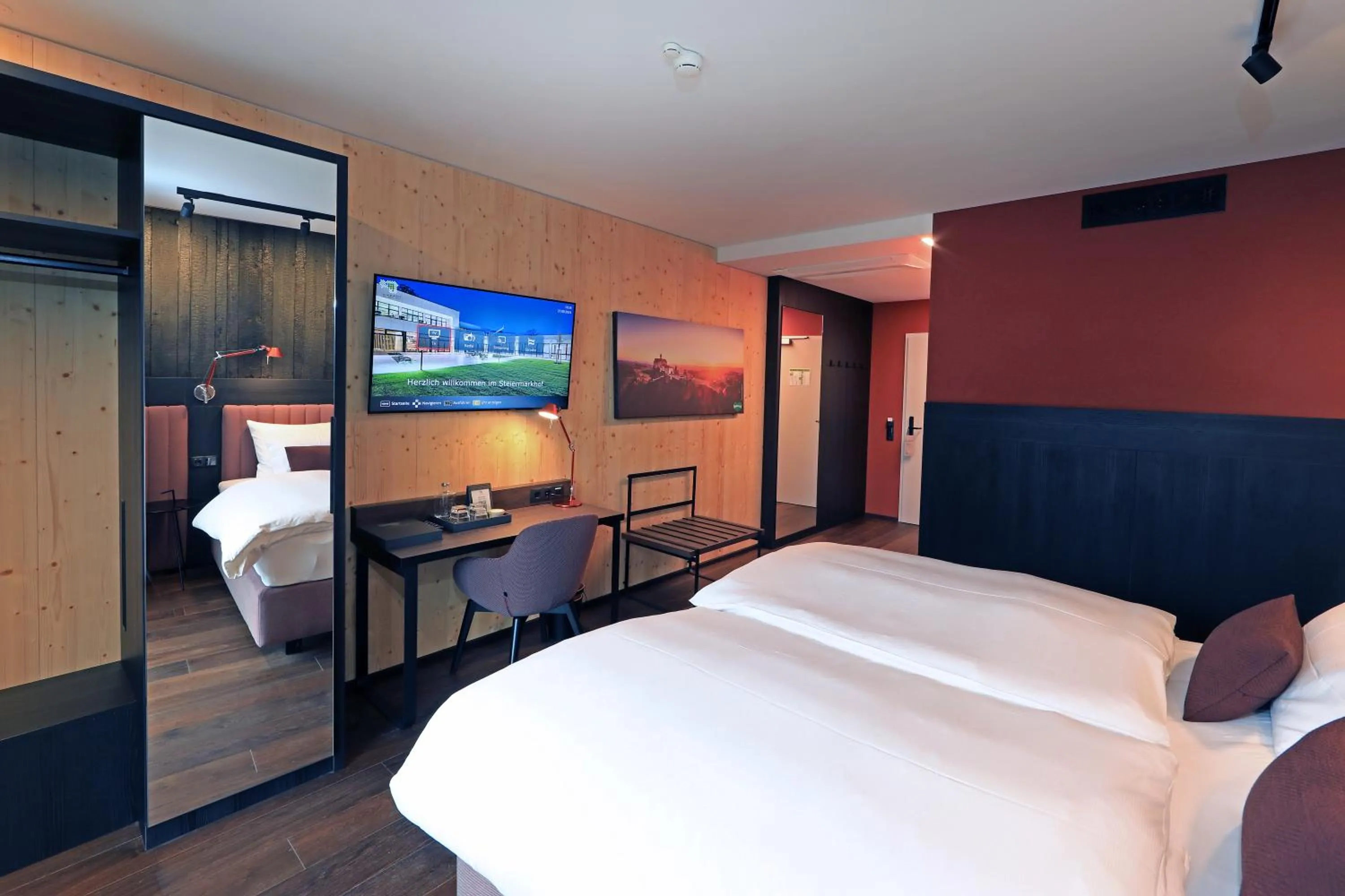 Photo of the whole room, Bed in Hotel Steiermarkhof Graz - Aus Holz gebaut, von Hügeln geküsst