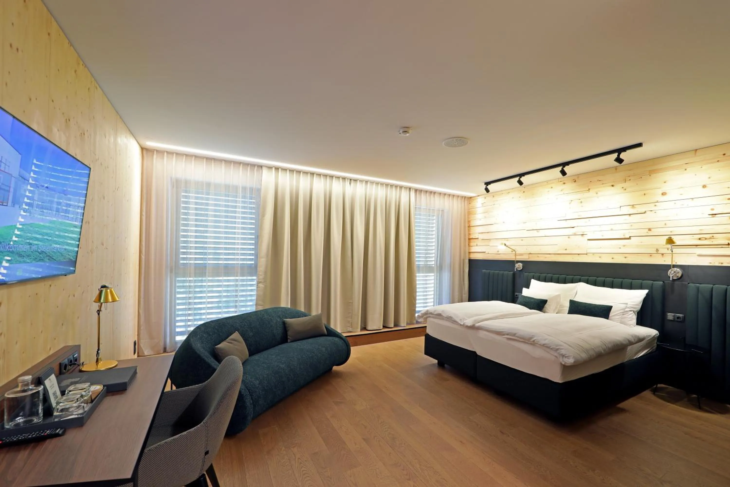 Photo of the whole room, Bed in Hotel Steiermarkhof Graz - Aus Holz gebaut, von Hügeln geküsst