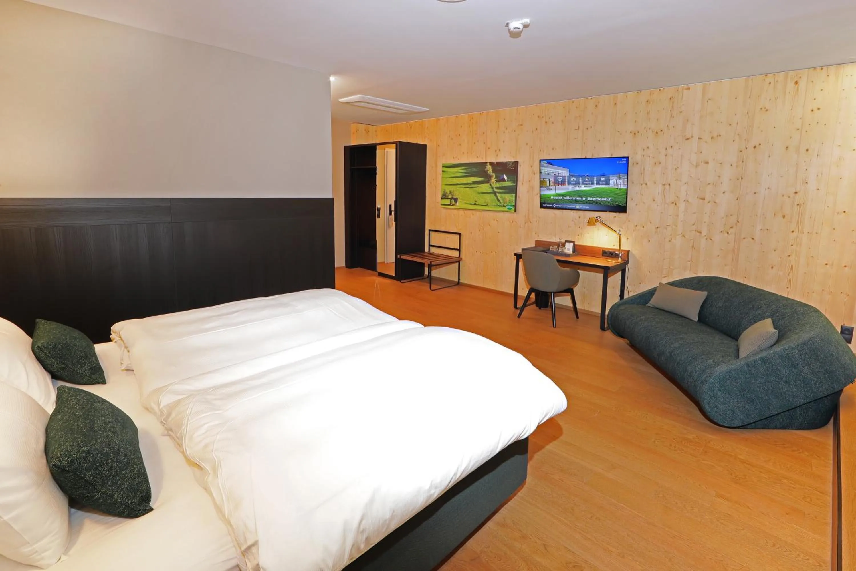 Living room, Bed in Hotel Steiermarkhof Graz - Aus Holz gebaut, von Hügeln geküsst