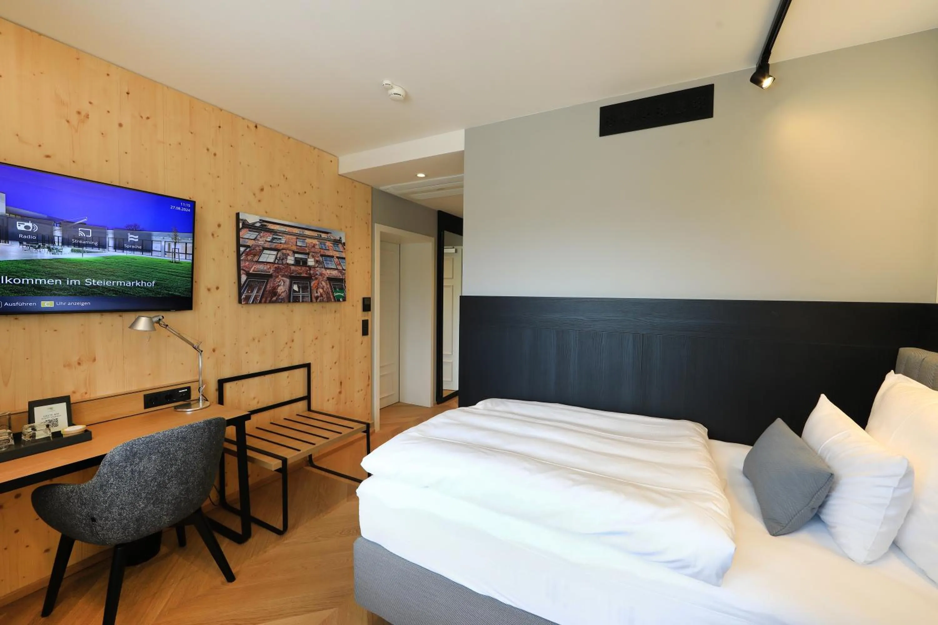 Photo of the whole room, Bed in Hotel Steiermarkhof Graz - Aus Holz gebaut, von Hügeln geküsst