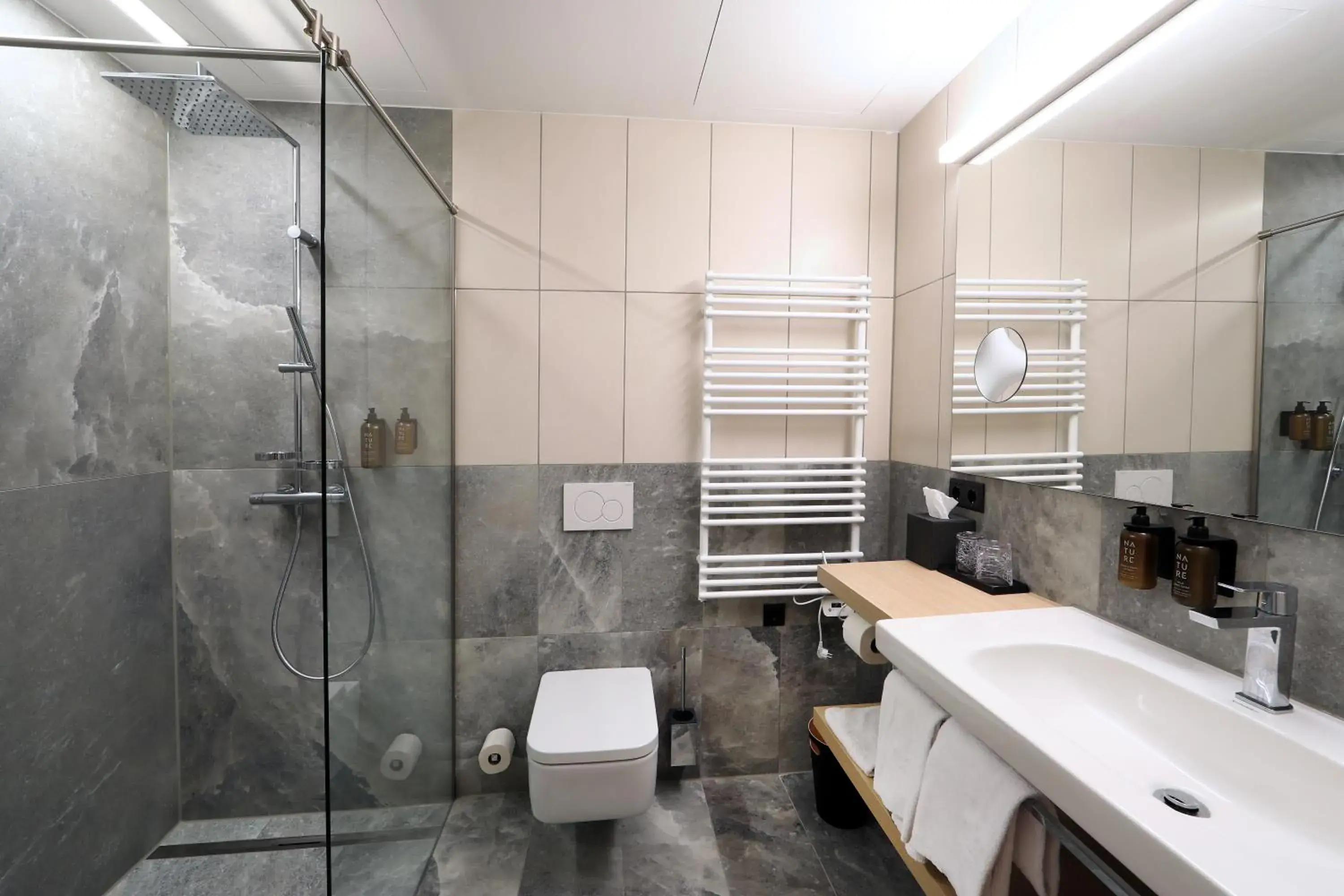 Deluxe Double Room with Balcony in Hotel Steiermarkhof Graz - Aus Holz gebaut, von Hügeln geküsst Deluxe Double Room with Balcony in Hotel Steiermarkhof Graz - Aus Holz gebaut, von Hügeln geküsst