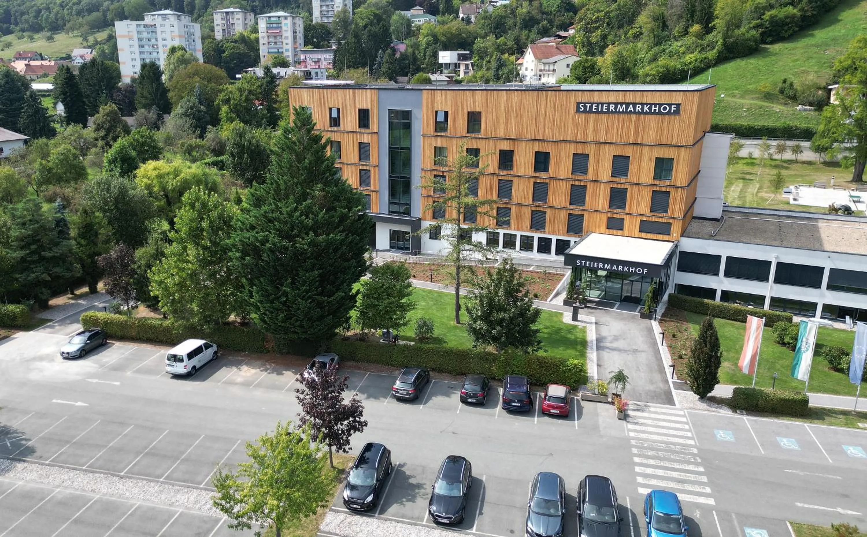 Property building in Hotel Steiermarkhof Graz - Aus Holz gebaut, von Hügeln geküsst