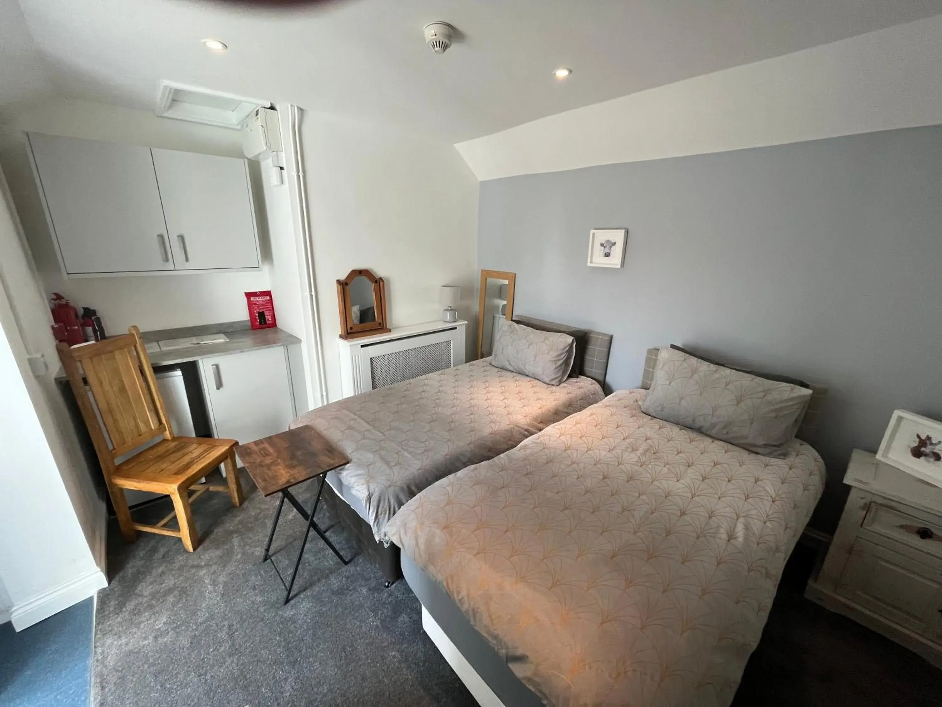 Twin Room with Private Bathroom in The Ship Inn - Self Catering Accommodation Twin Room with Private Bathroom in The Ship Inn - Self Catering Accommodation