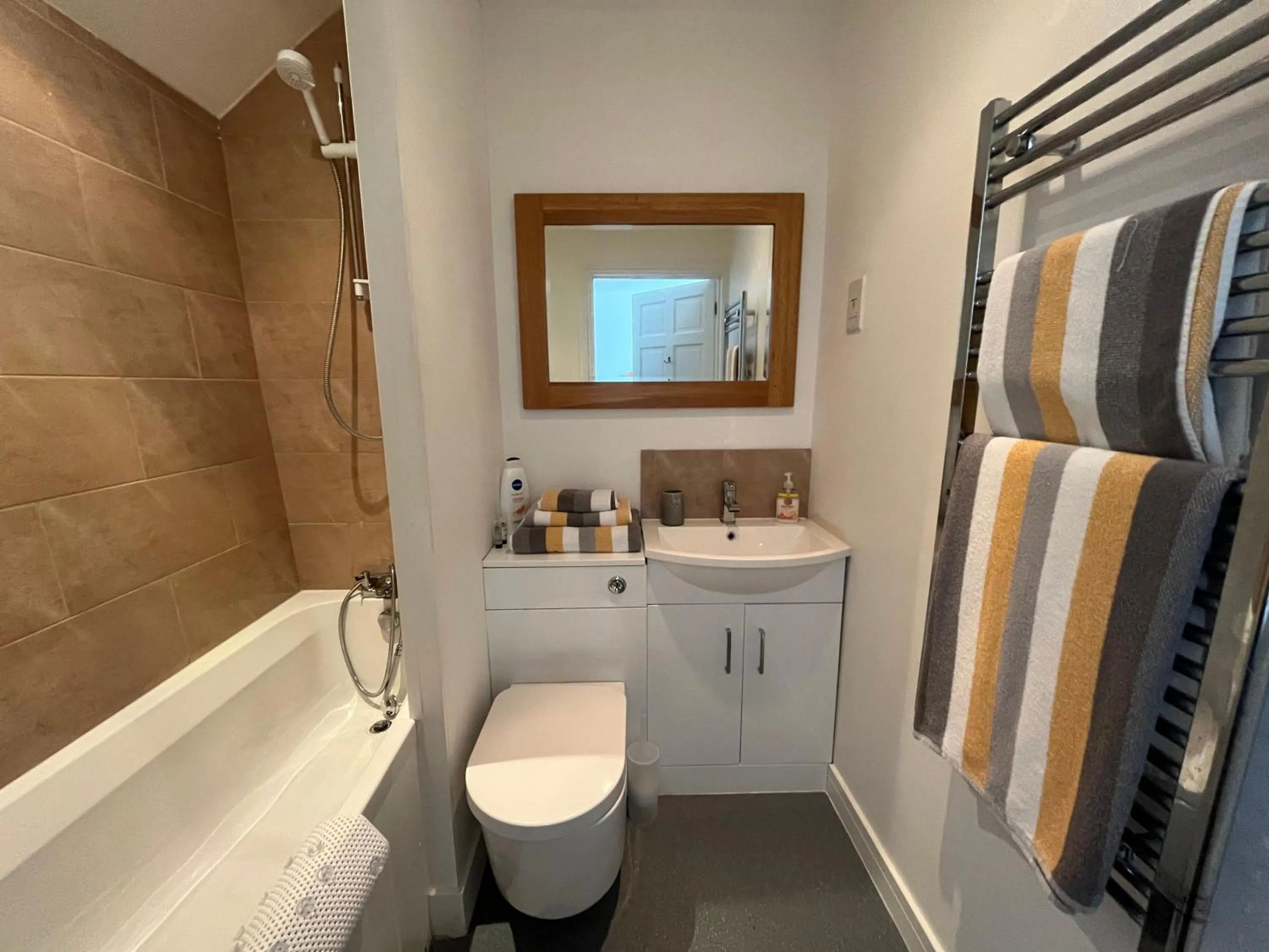 The Ship Inn - Self Catering Accommodation