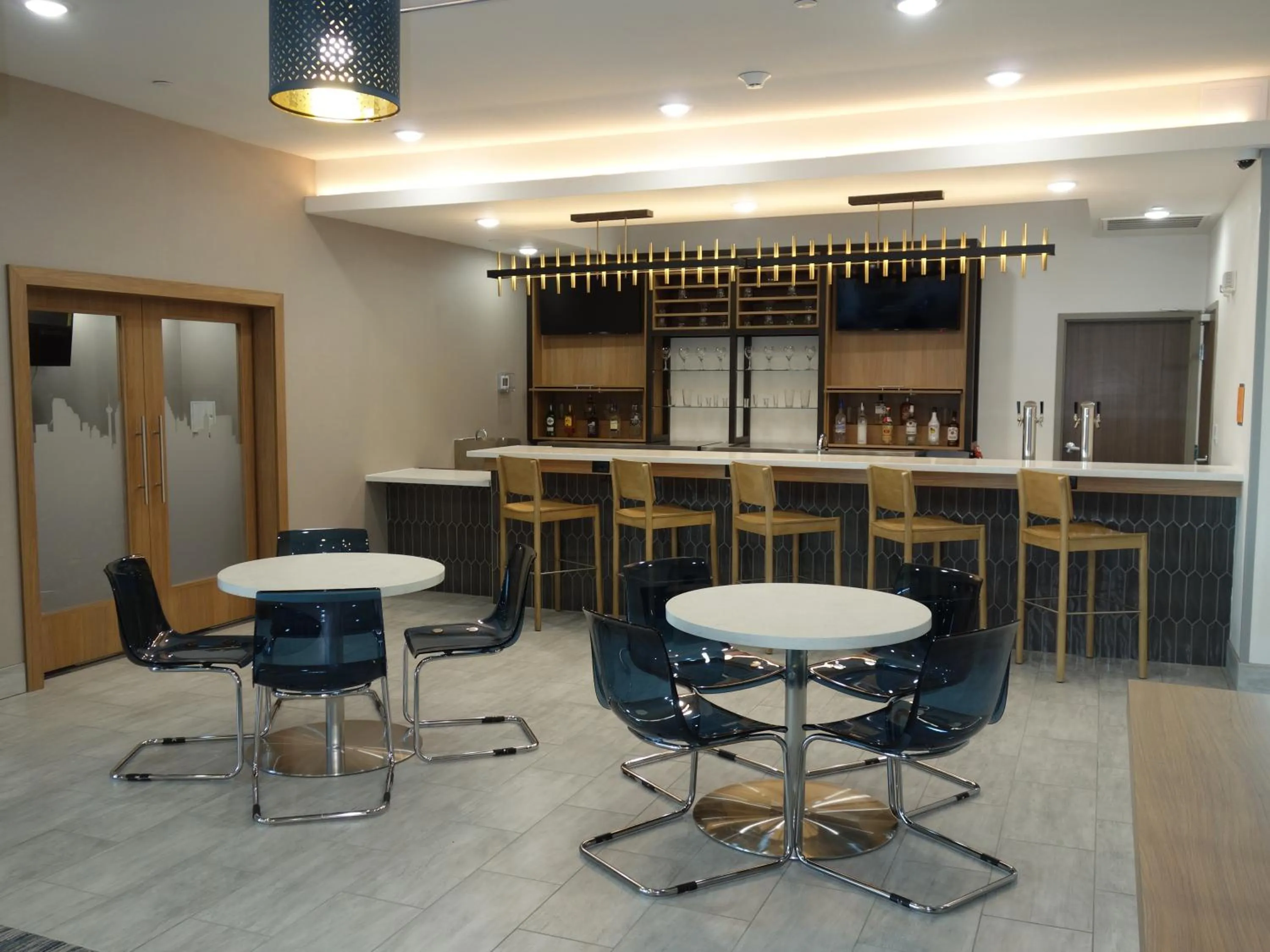 Lounge or bar in La Quinta by Wyndham San Antonio Alamo City