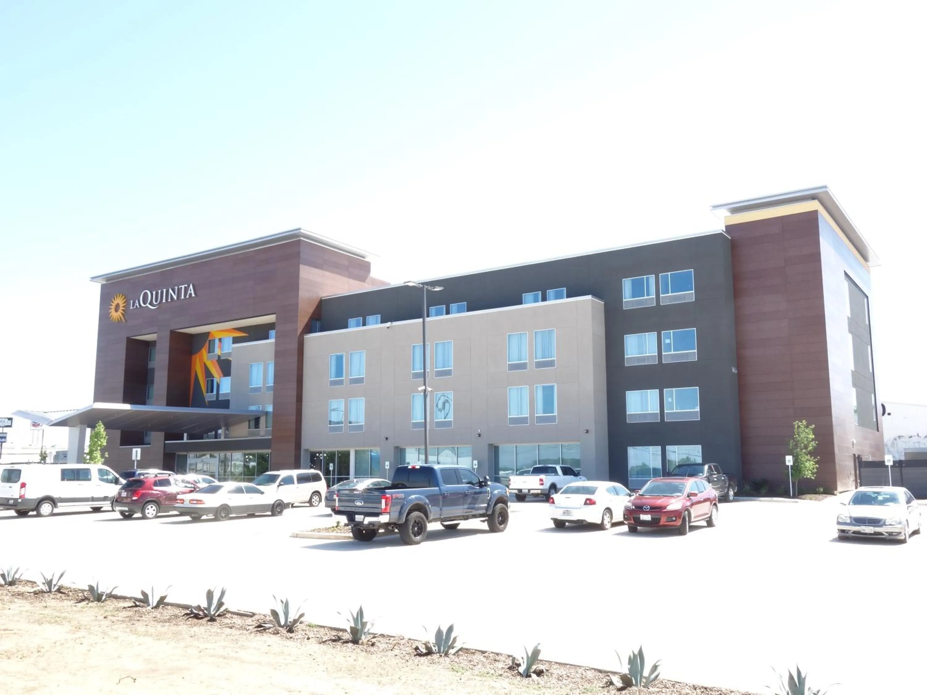 Property building in La Quinta by Wyndham San Antonio Alamo City