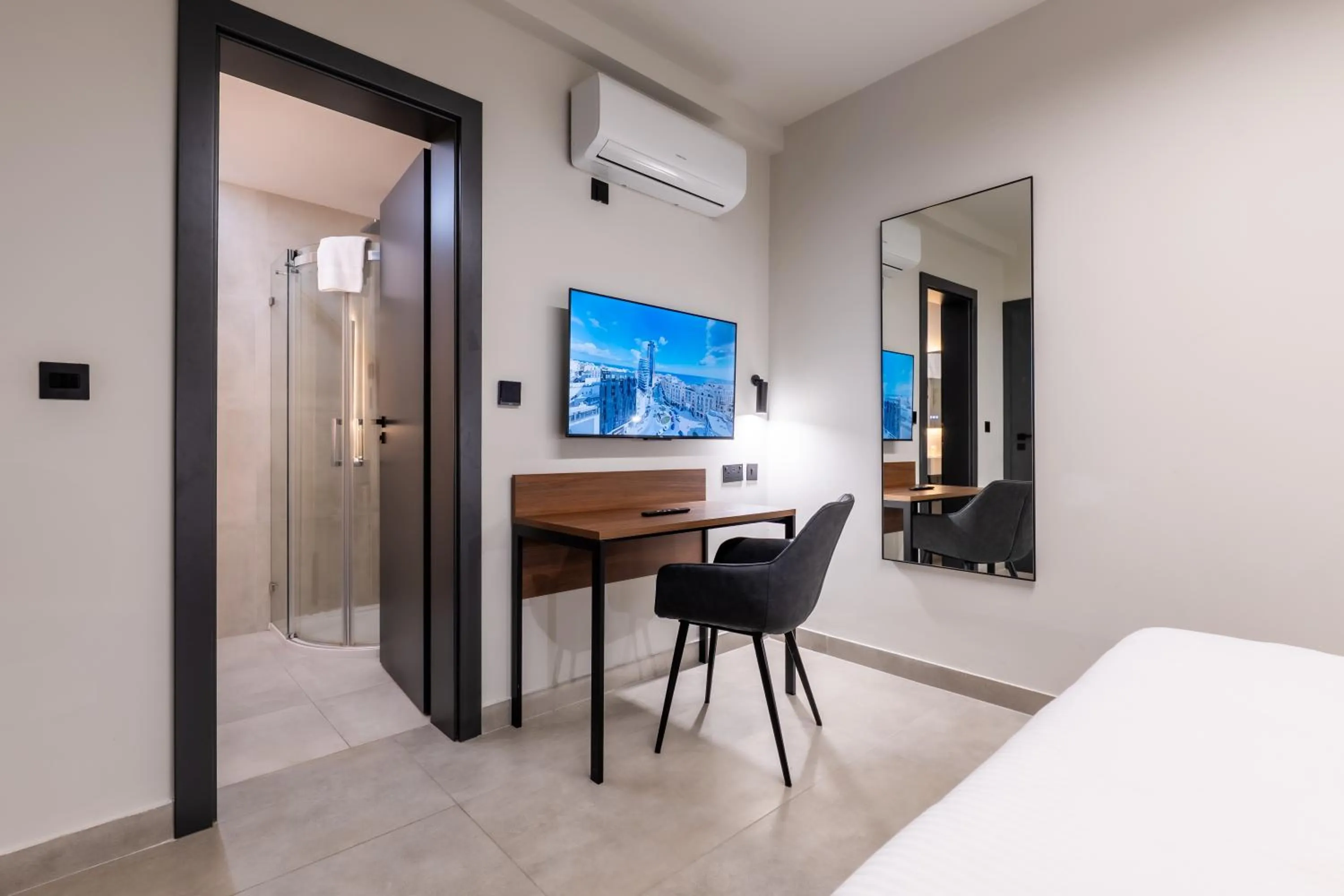 TV and multimedia, Bed in Onyx Hotel