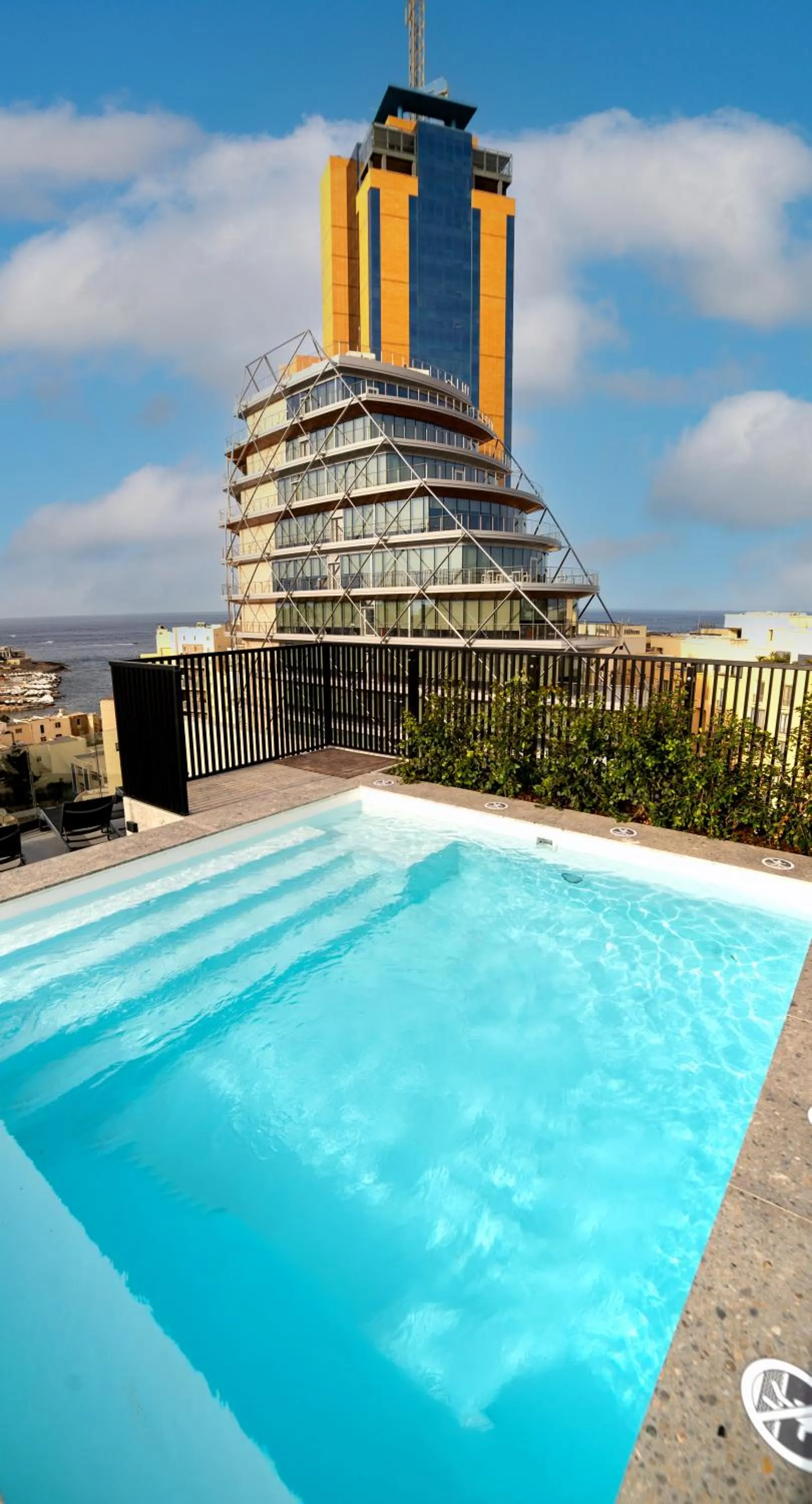 Onyx Suites & Apartments