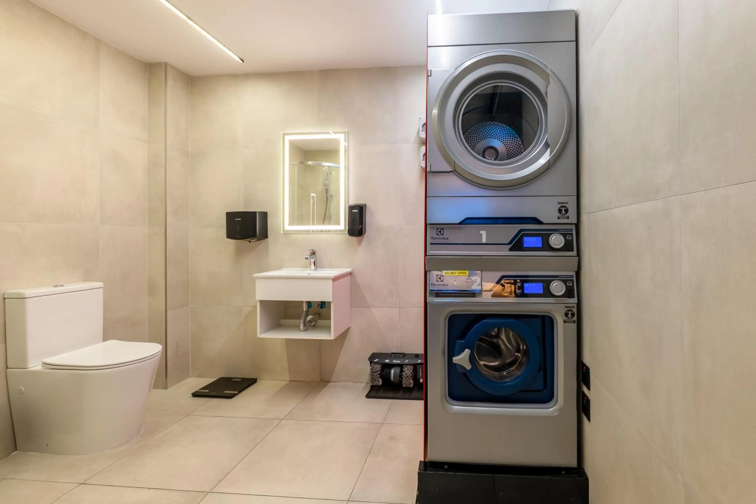 Toilet in Onyx Hotel