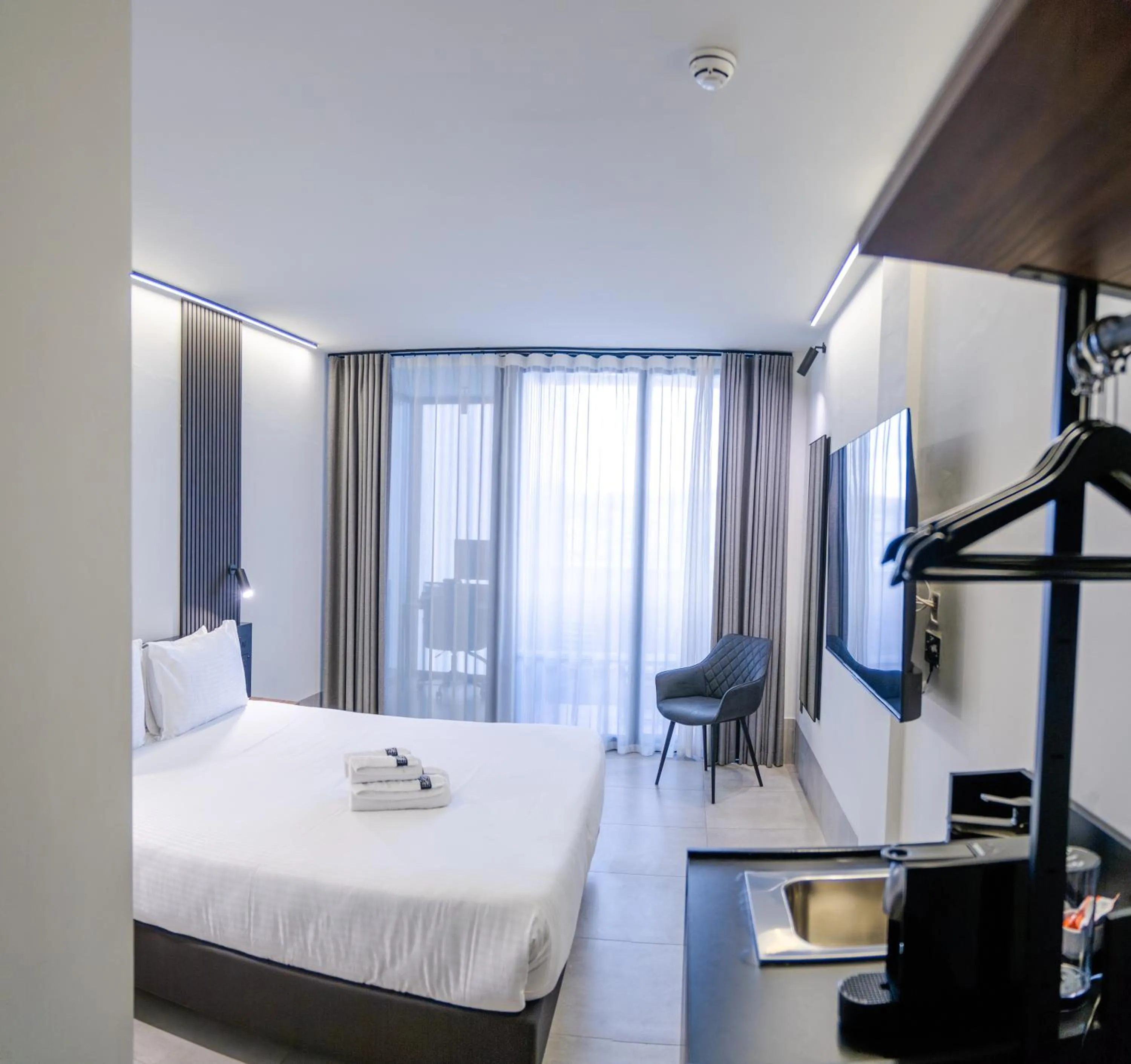 Bedroom, Bed in Onyx Hotel