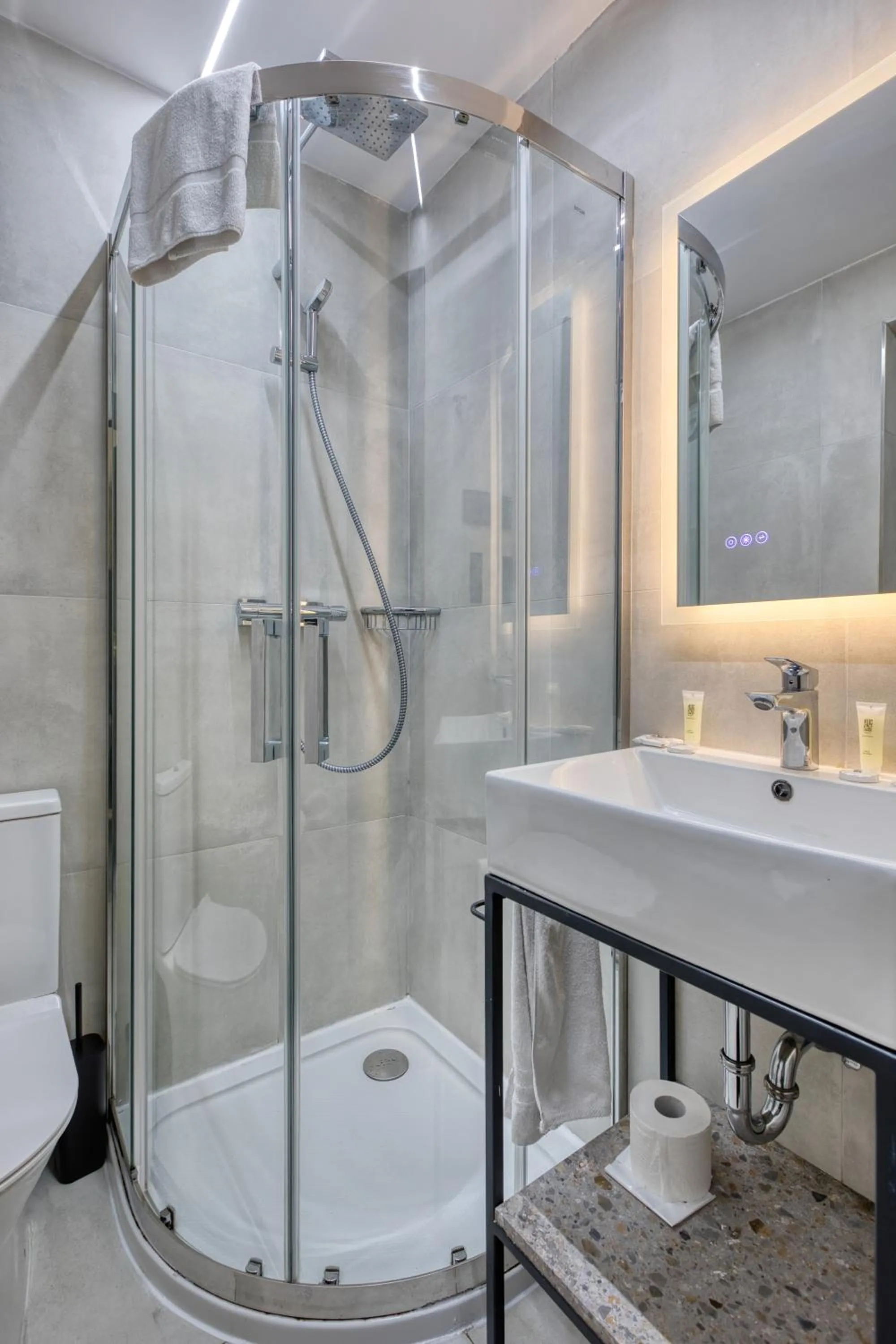 Shower in Onyx Hotel