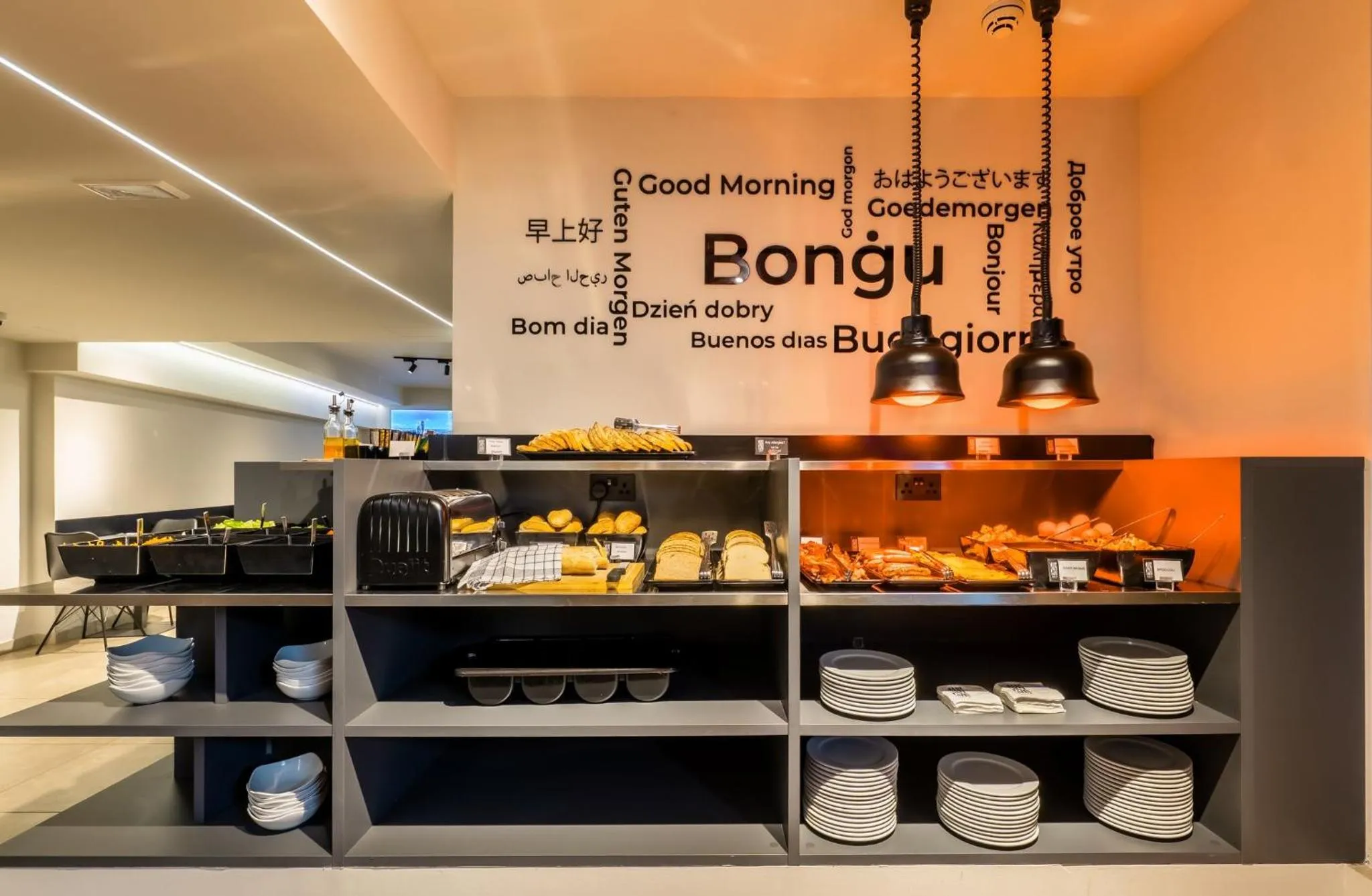 Restaurant/places to eat in Onyx Hotel