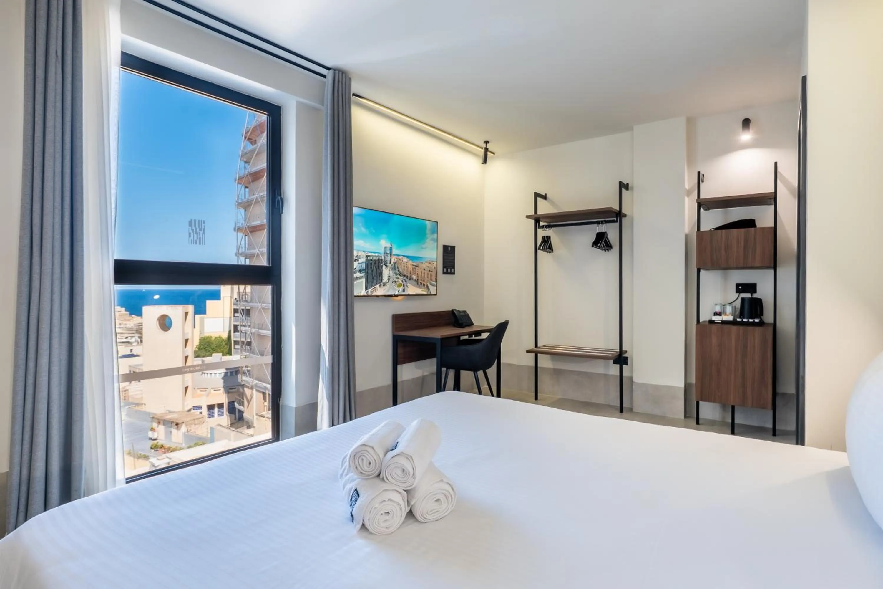 Property building, Bed in Onyx Hotel