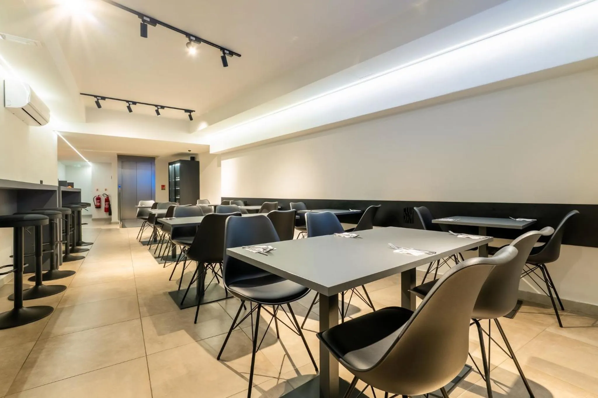 Restaurant/places to eat in Onyx Hotel