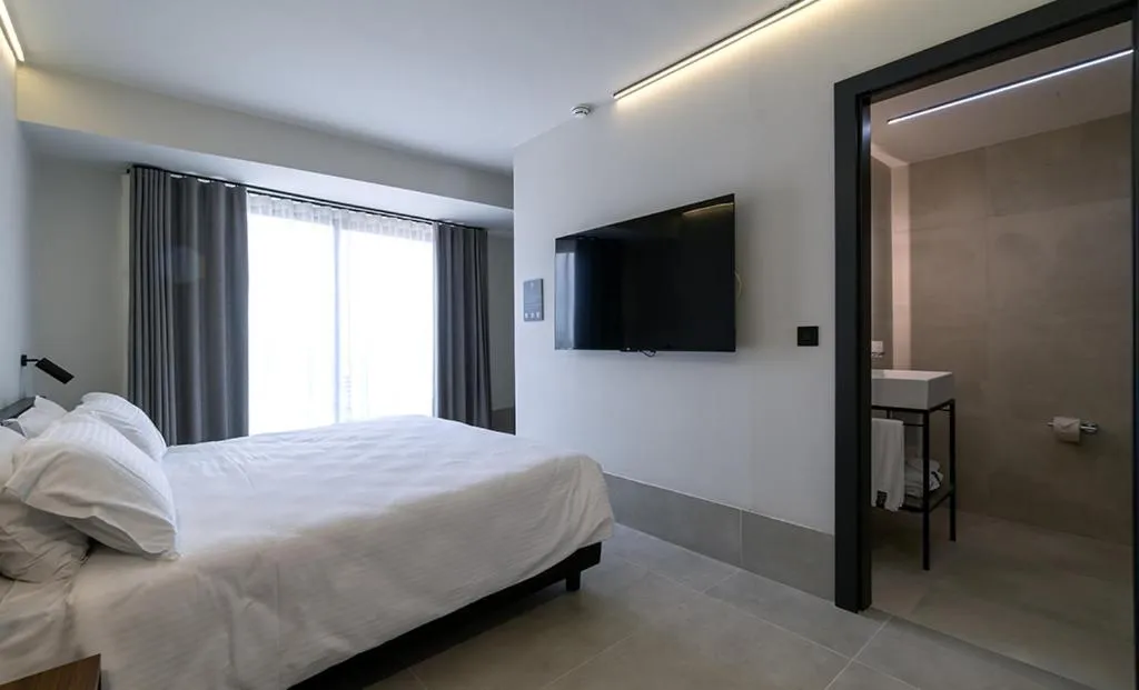 Bed in Onyx Suites & Apartments