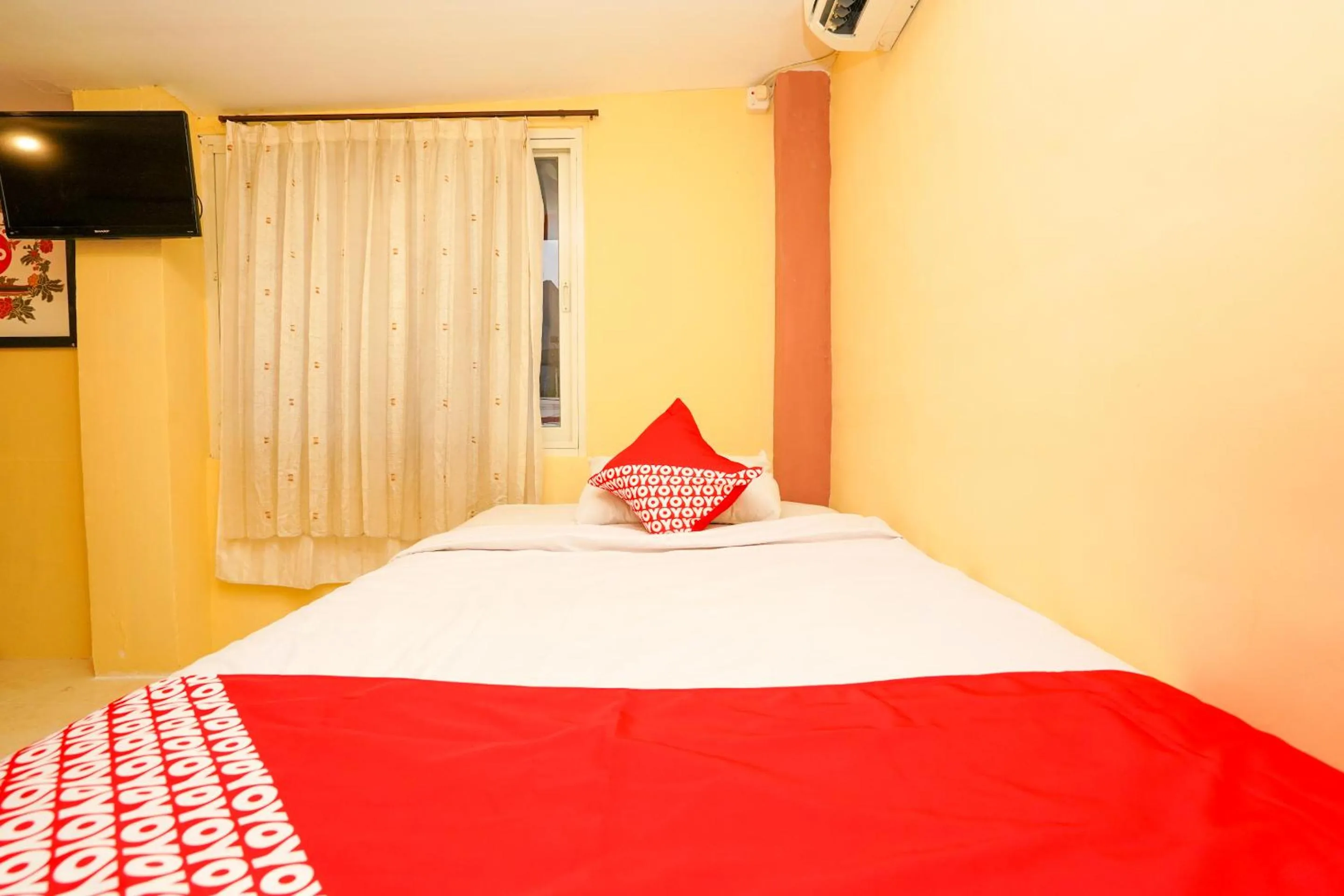 Photo of the whole room, Bed in Hotel O Naomi Heritage