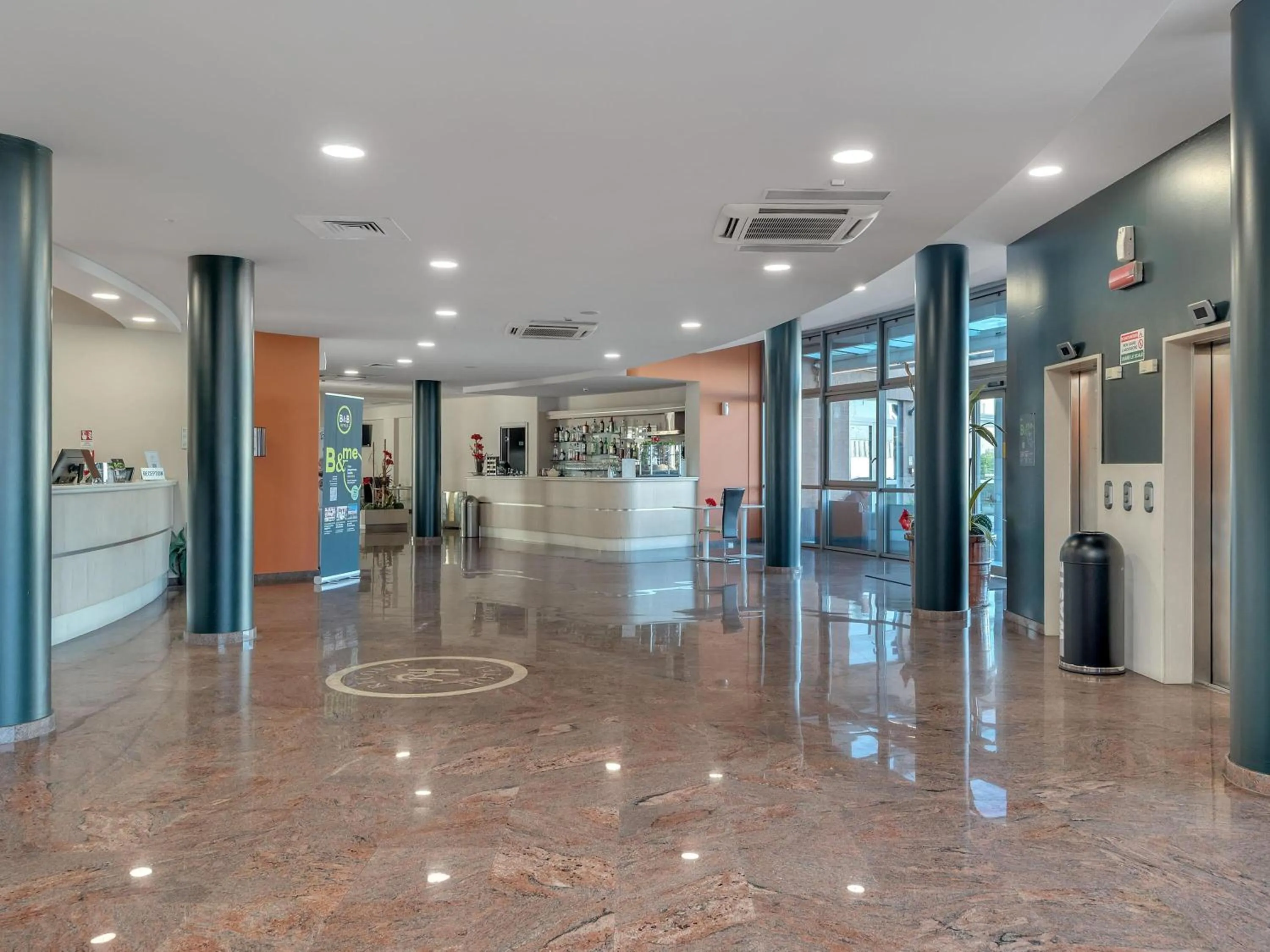 Lobby or reception in B&B HOTEL Settimo Torinese