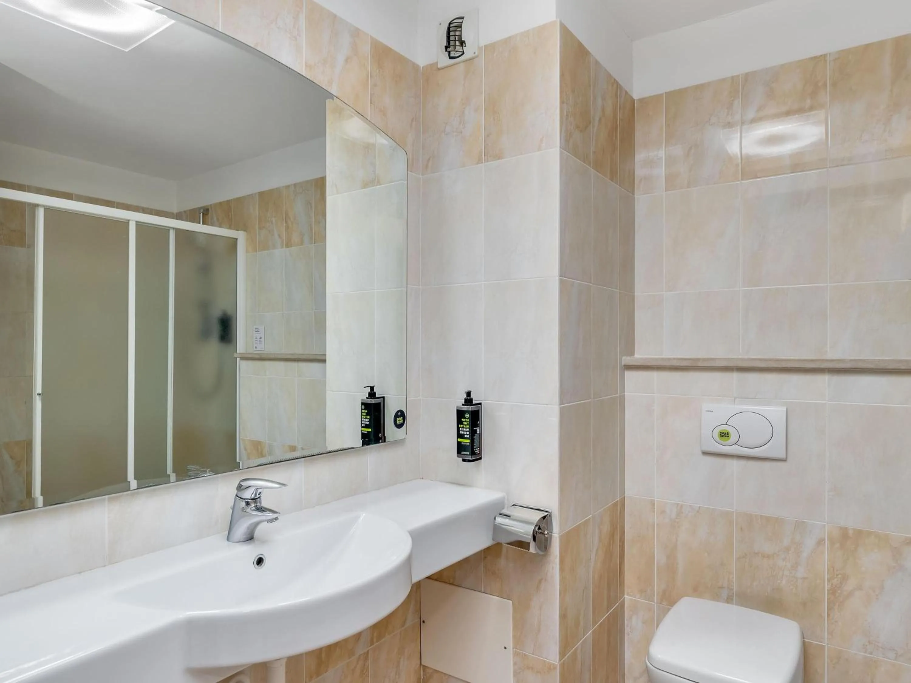 Bathroom in B&B HOTEL Settimo Torinese