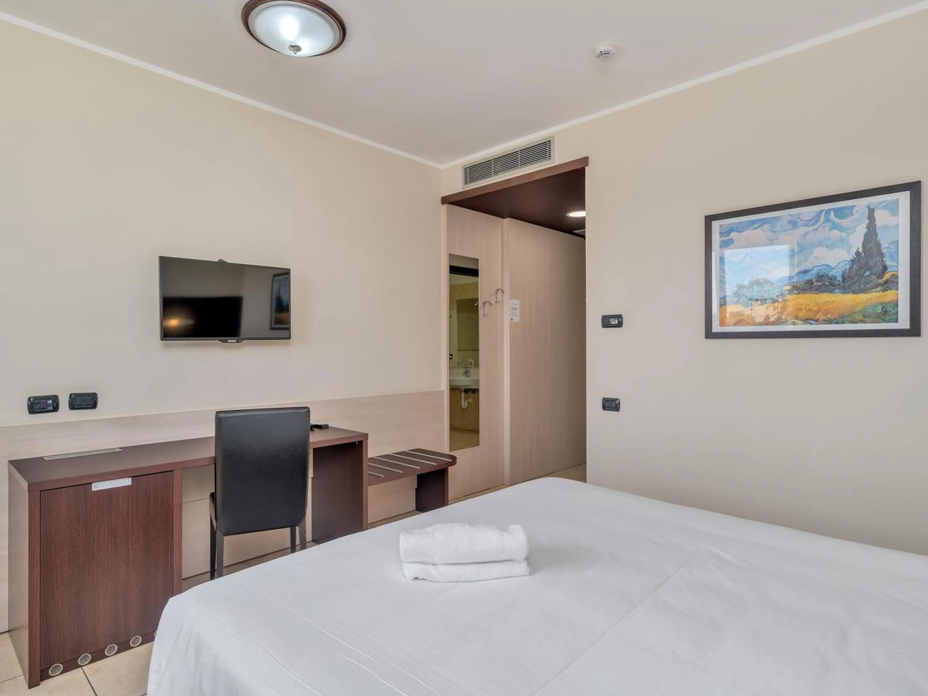 Photo of the whole room, Bed in Record Hotel