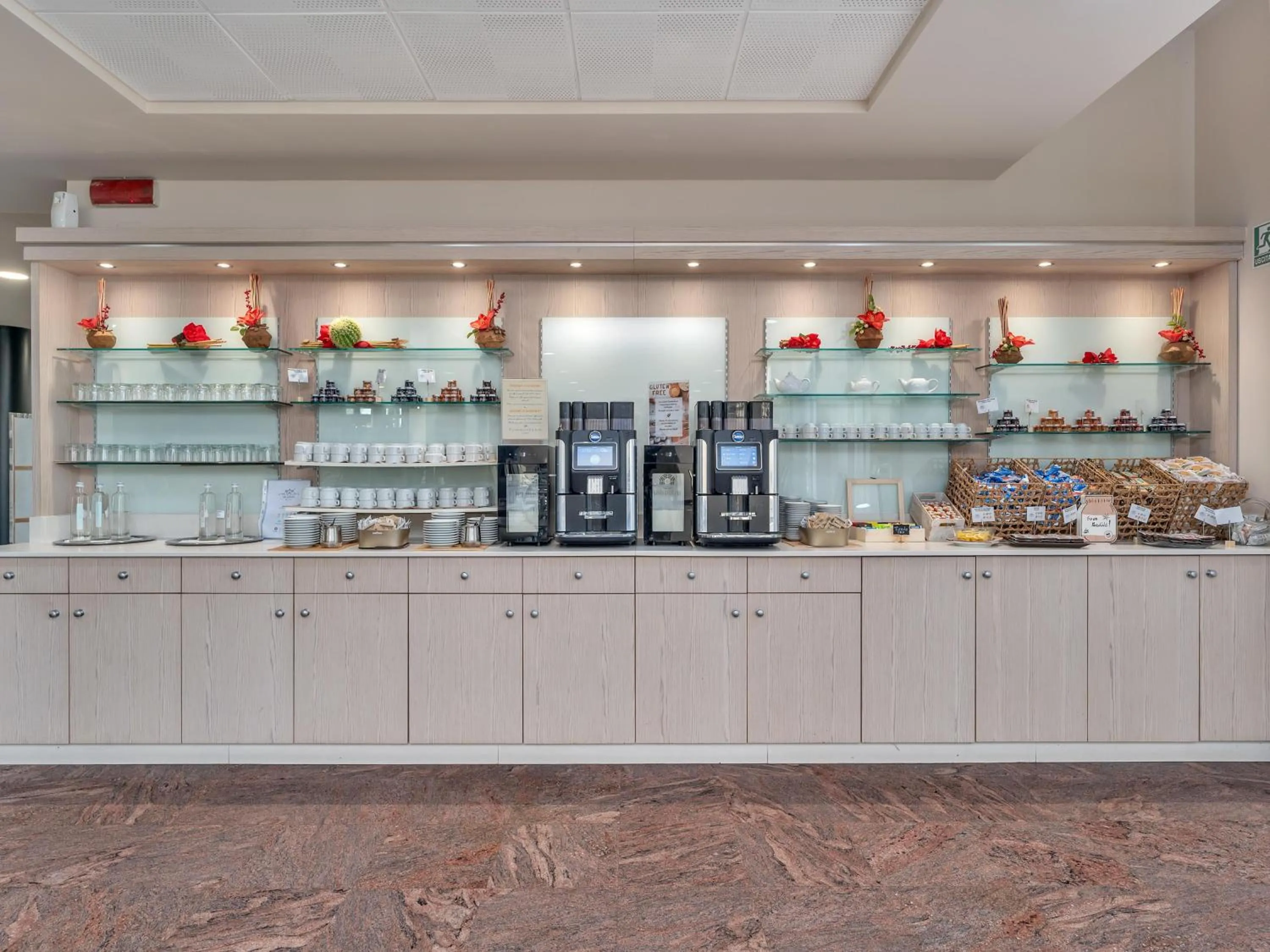 Restaurant/places to eat in Record Hotel