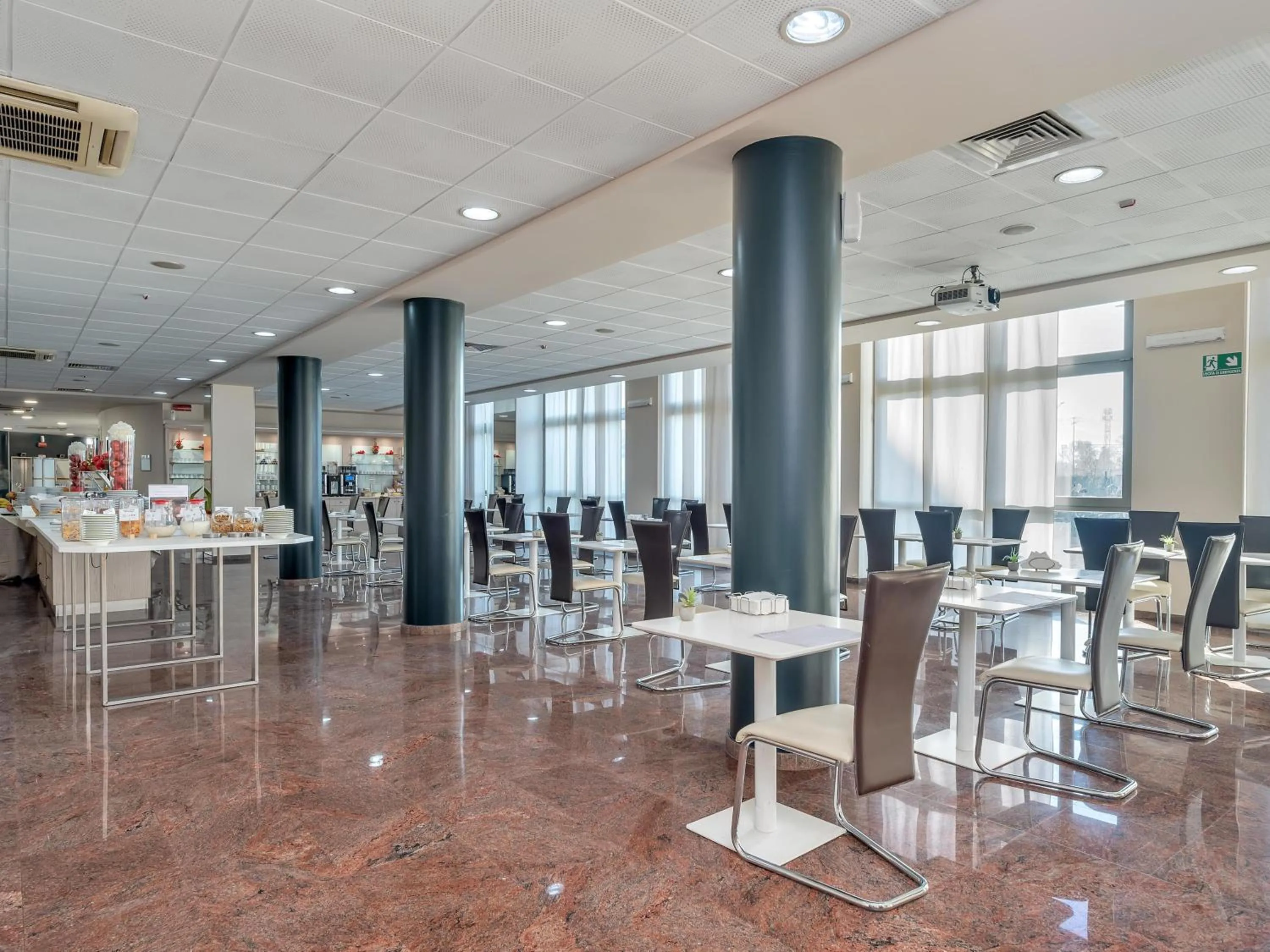 Restaurant/places to eat in Record Hotel