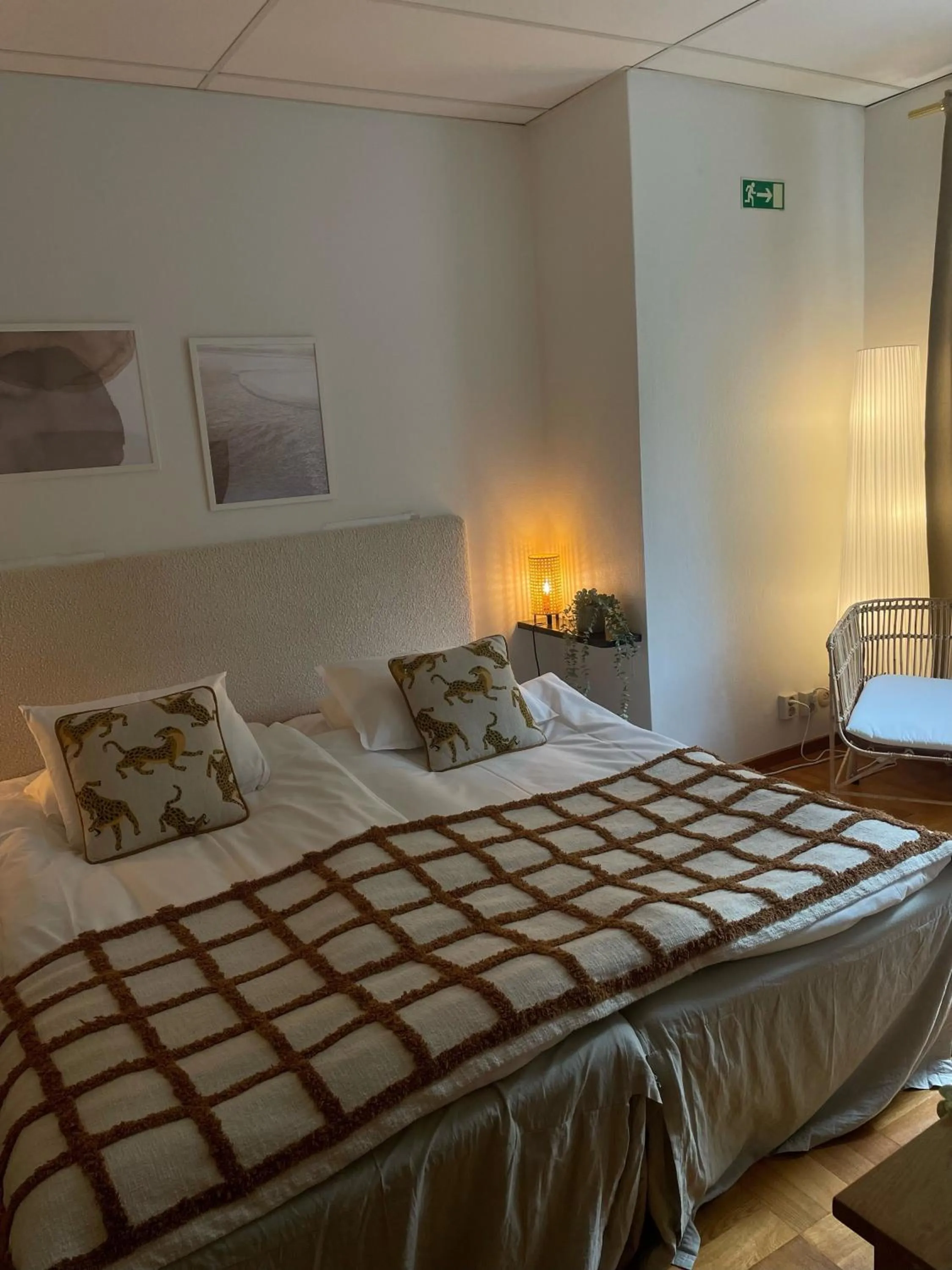 Photo of the whole room, Bed in Ewa & Maude Hotel