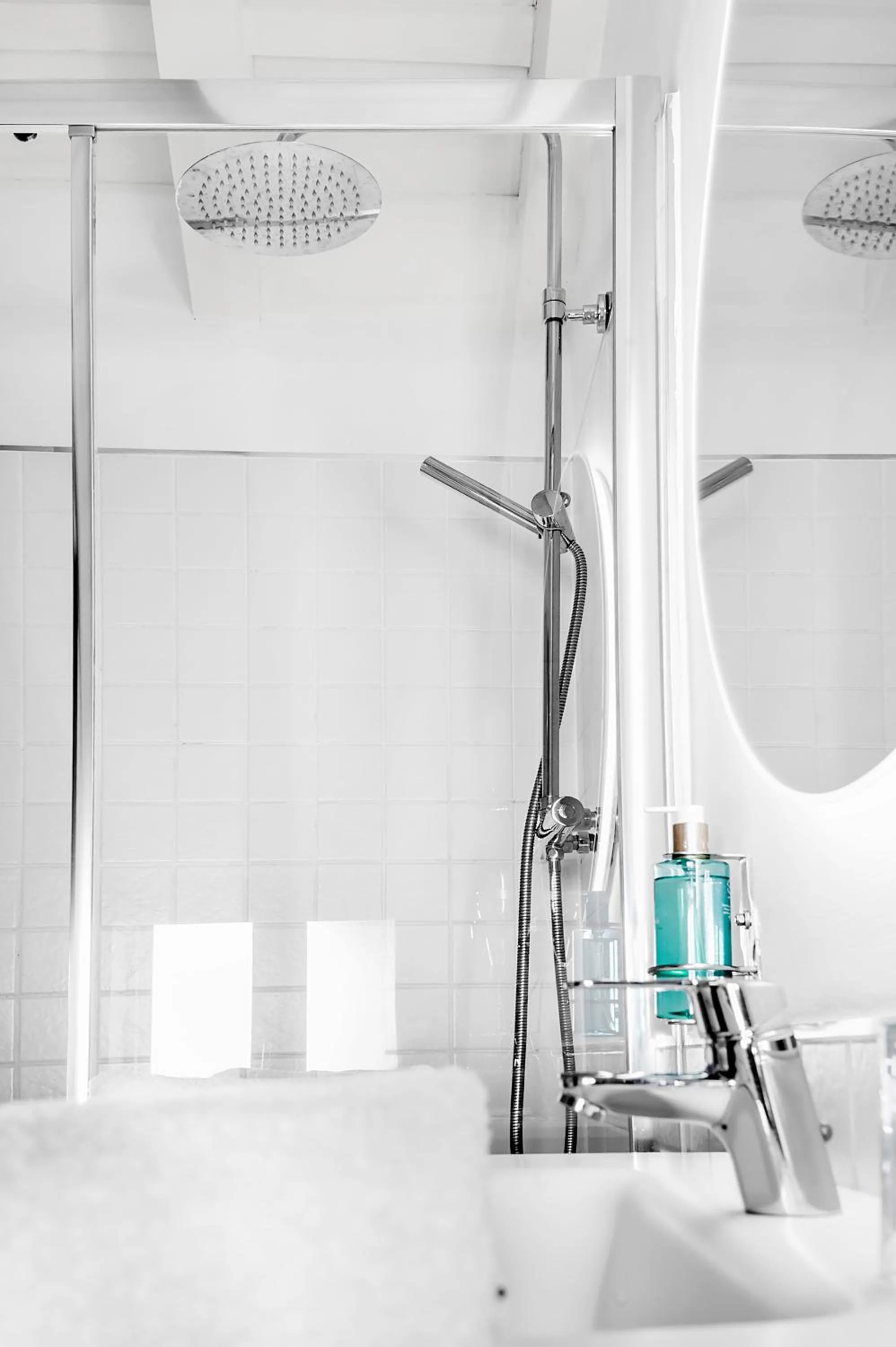 Shower in Hotel Mercader de Sedas by Maxi Hoteles