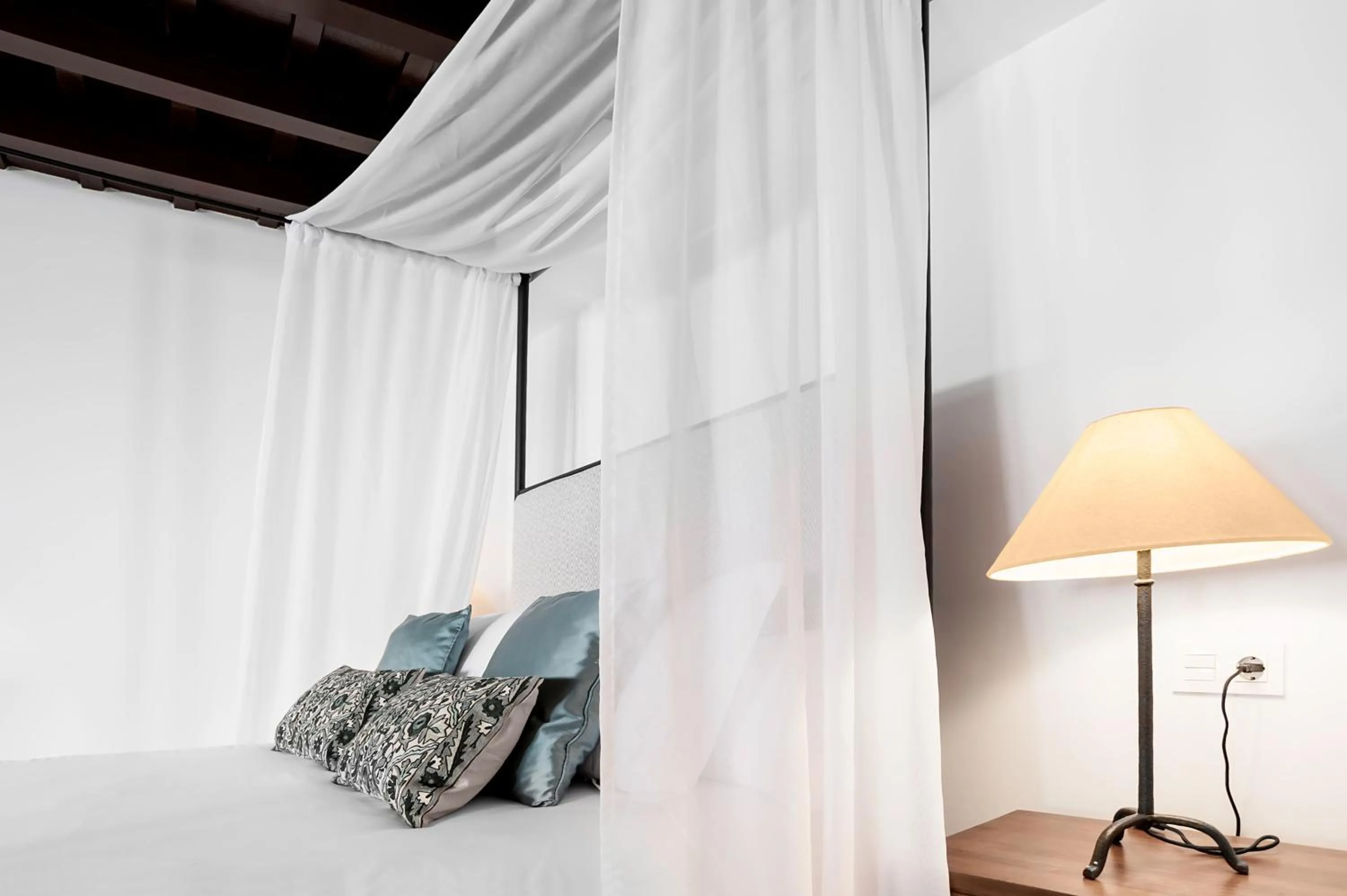 Bed in Hotel Mercader de Sedas by Maxi Hoteles