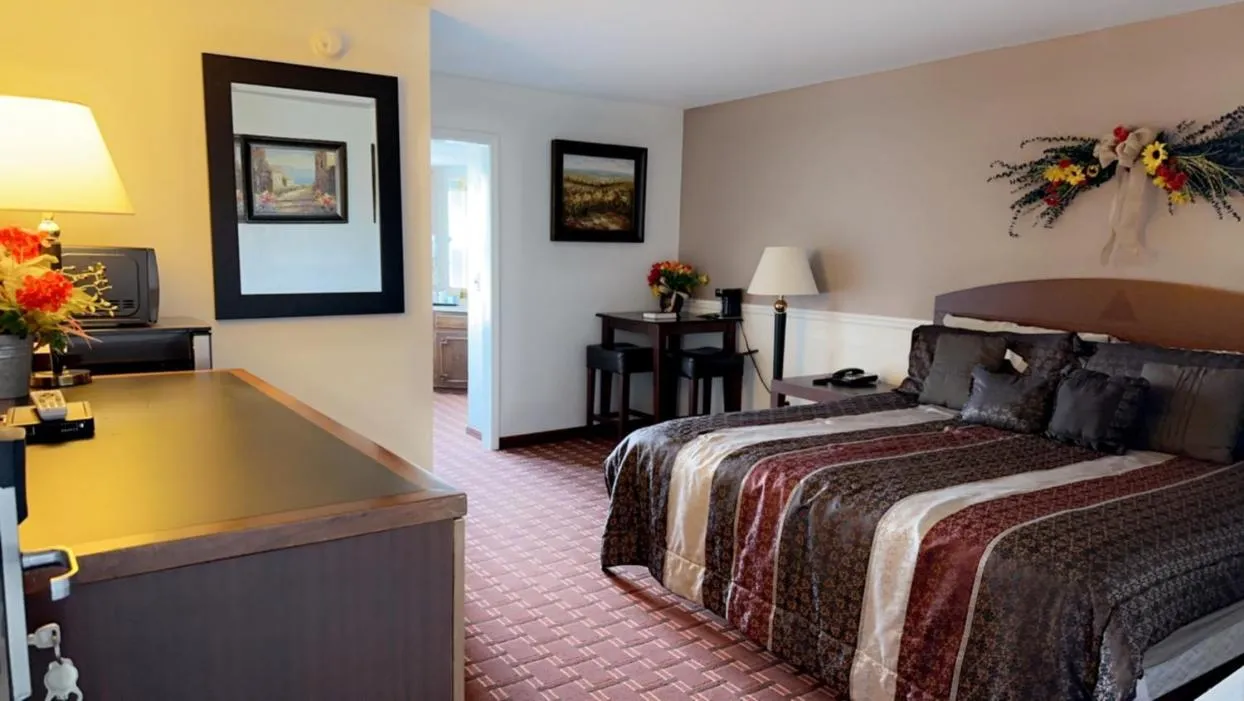 Photo of the whole room in Branson Victorian Inn