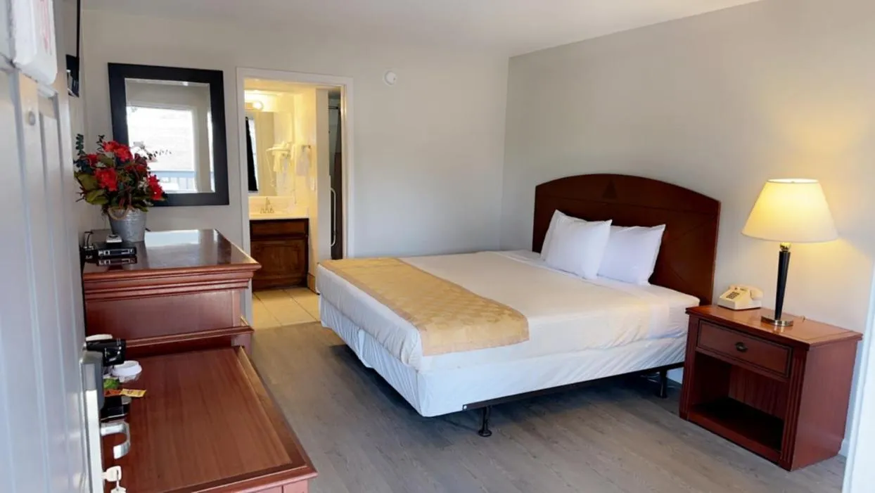 Photo of the whole room in Branson Victorian Inn