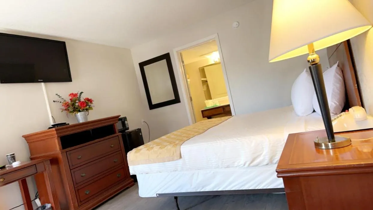 Bed in Branson Victorian Inn