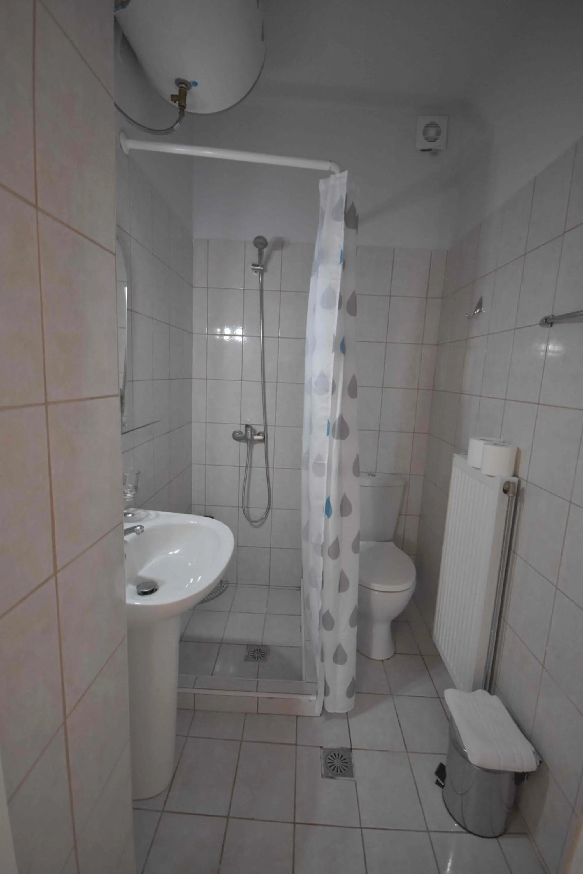 Shower in Double M near Athens Airport