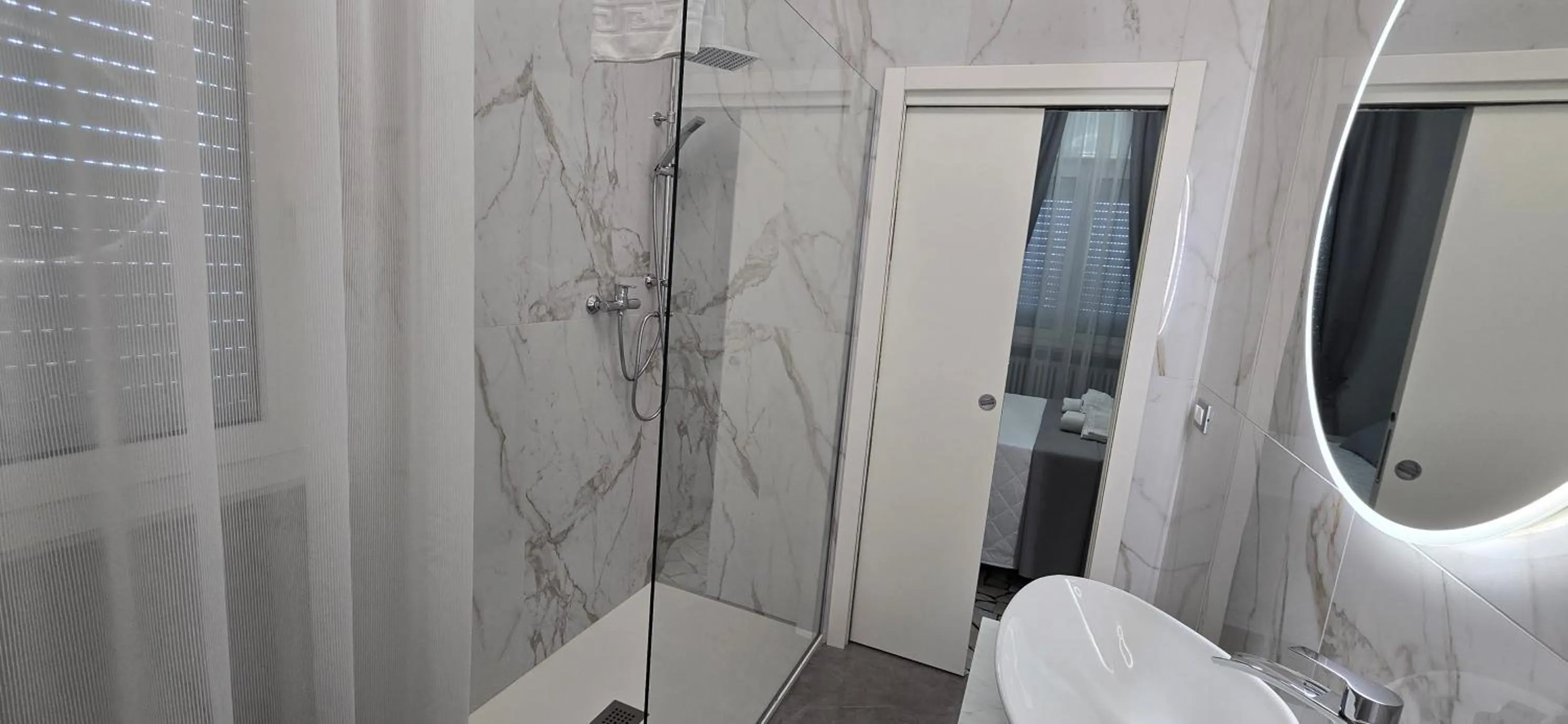 Shower in HOTEL PARADISO