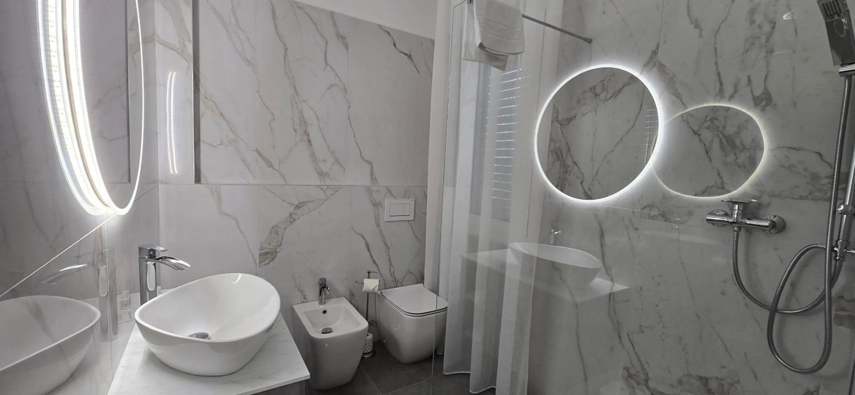 Shower in HOTEL PARADISO