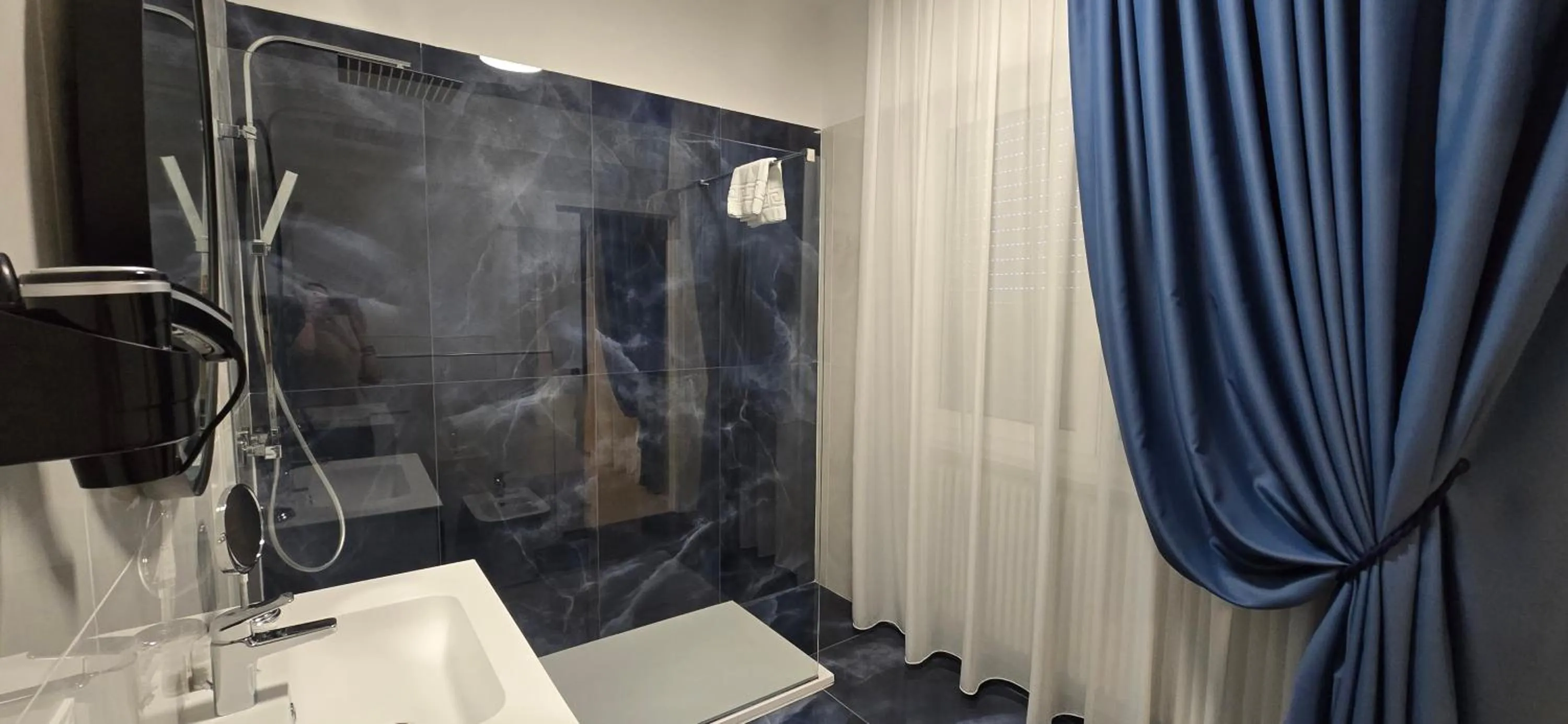 Shower in HOTEL PARADISO