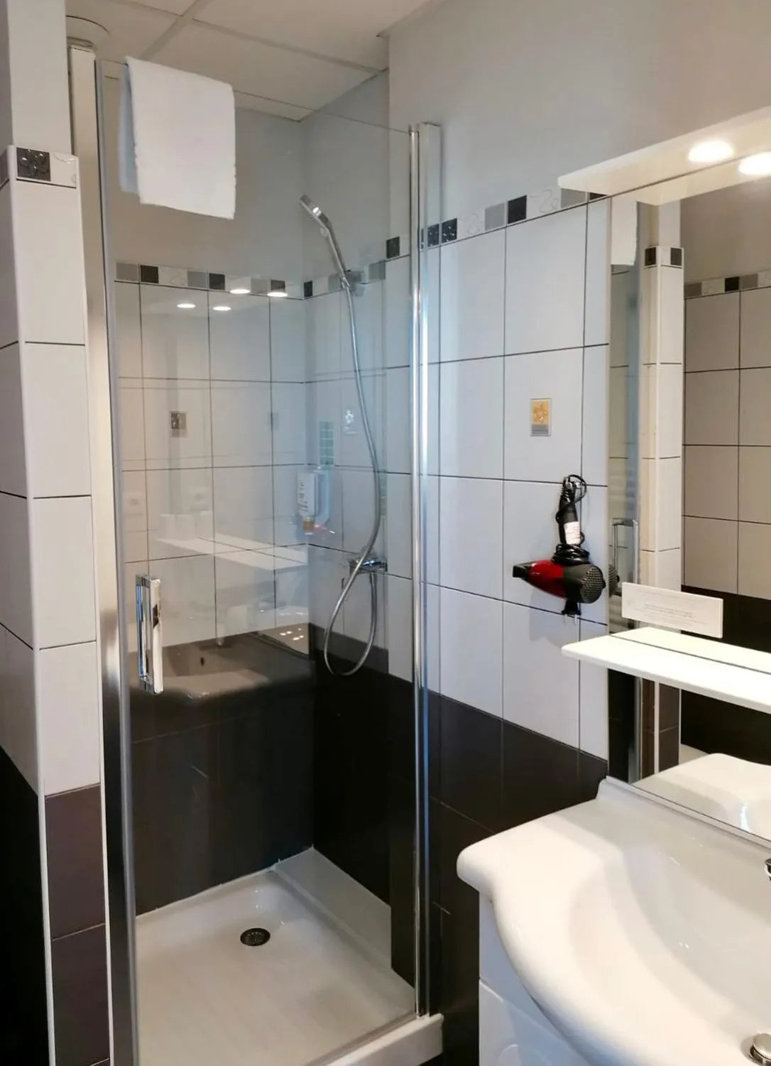 Bathroom in Hotel Le Petit Baigneur Palavas Plage