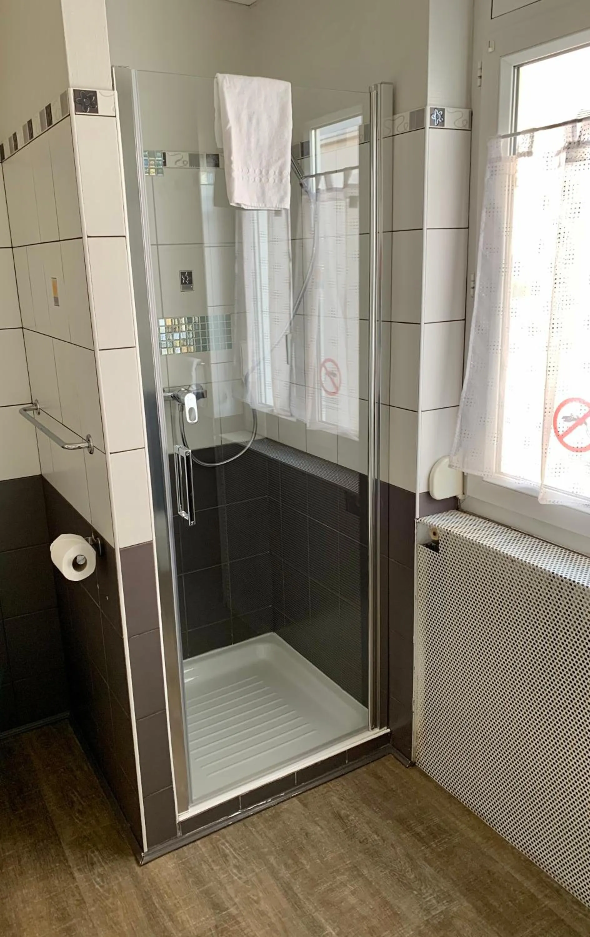 Shower in Hotel Le Petit Baigneur Palavas Plage