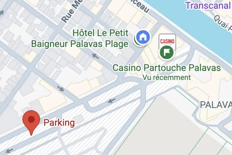 Text overlay in Hotel Le Petit Baigneur Palavas Plage