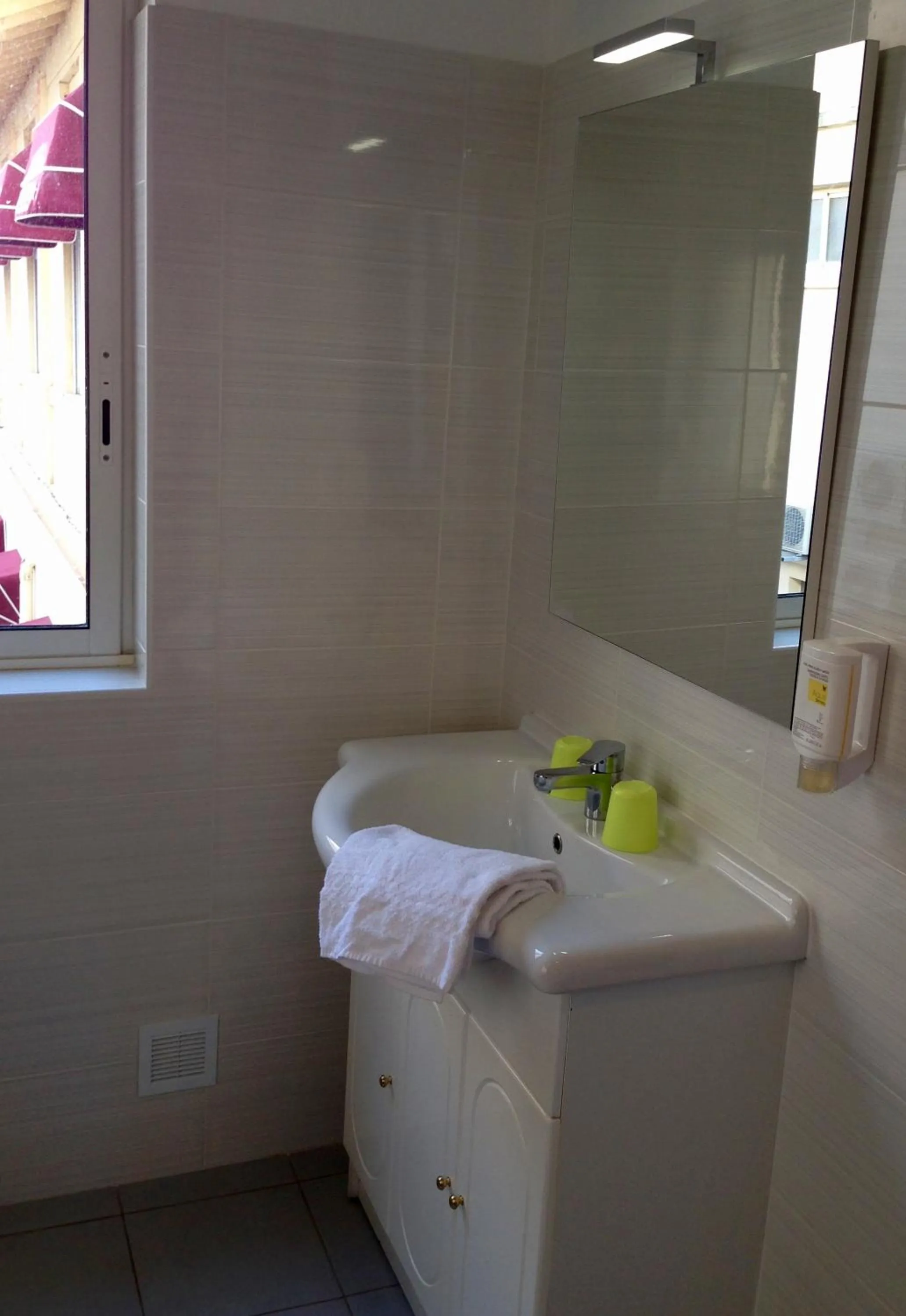 Bathroom in Hotel Le Petit Baigneur Palavas Plage