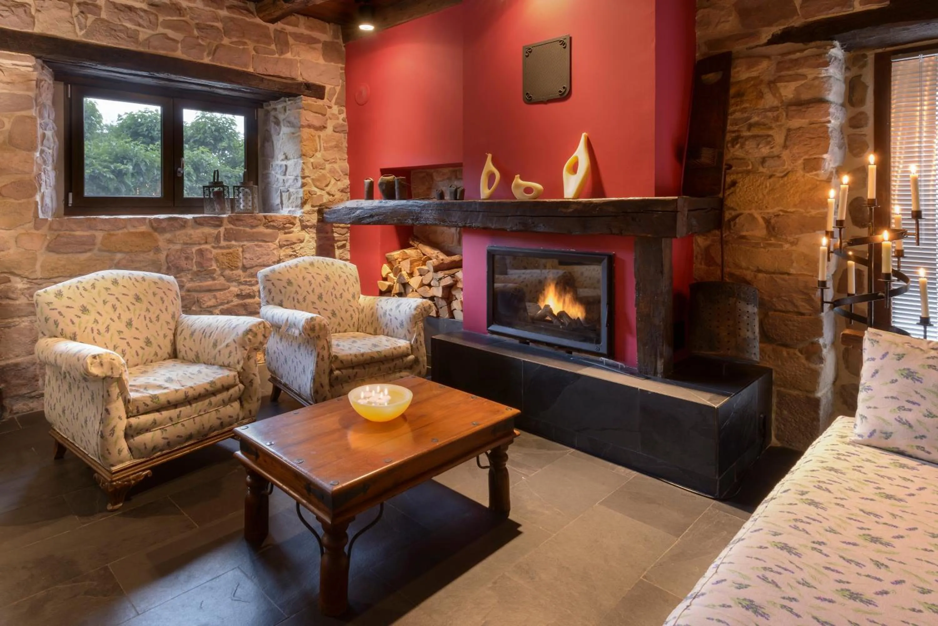 Communal lounge/ TV room in Hotel Rural Iribarnia