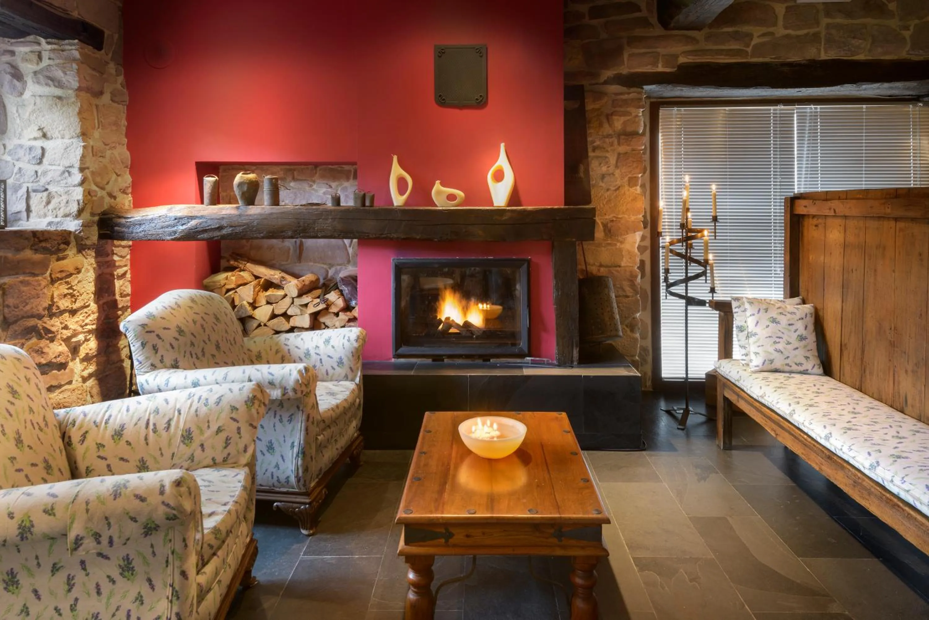 Communal lounge/ TV room in Hotel Rural Iribarnia