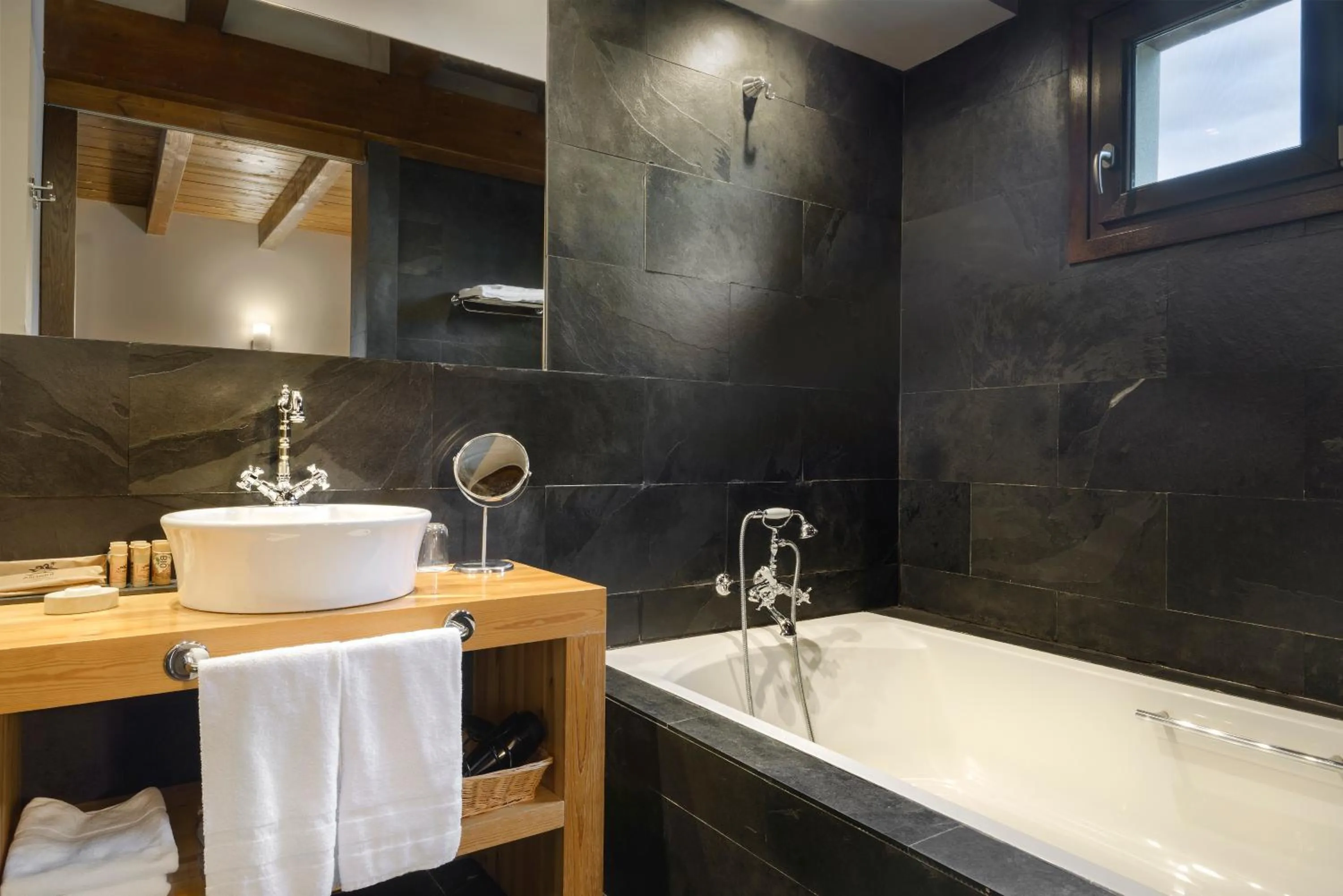 Bathroom in Hotel Rural Iribarnia