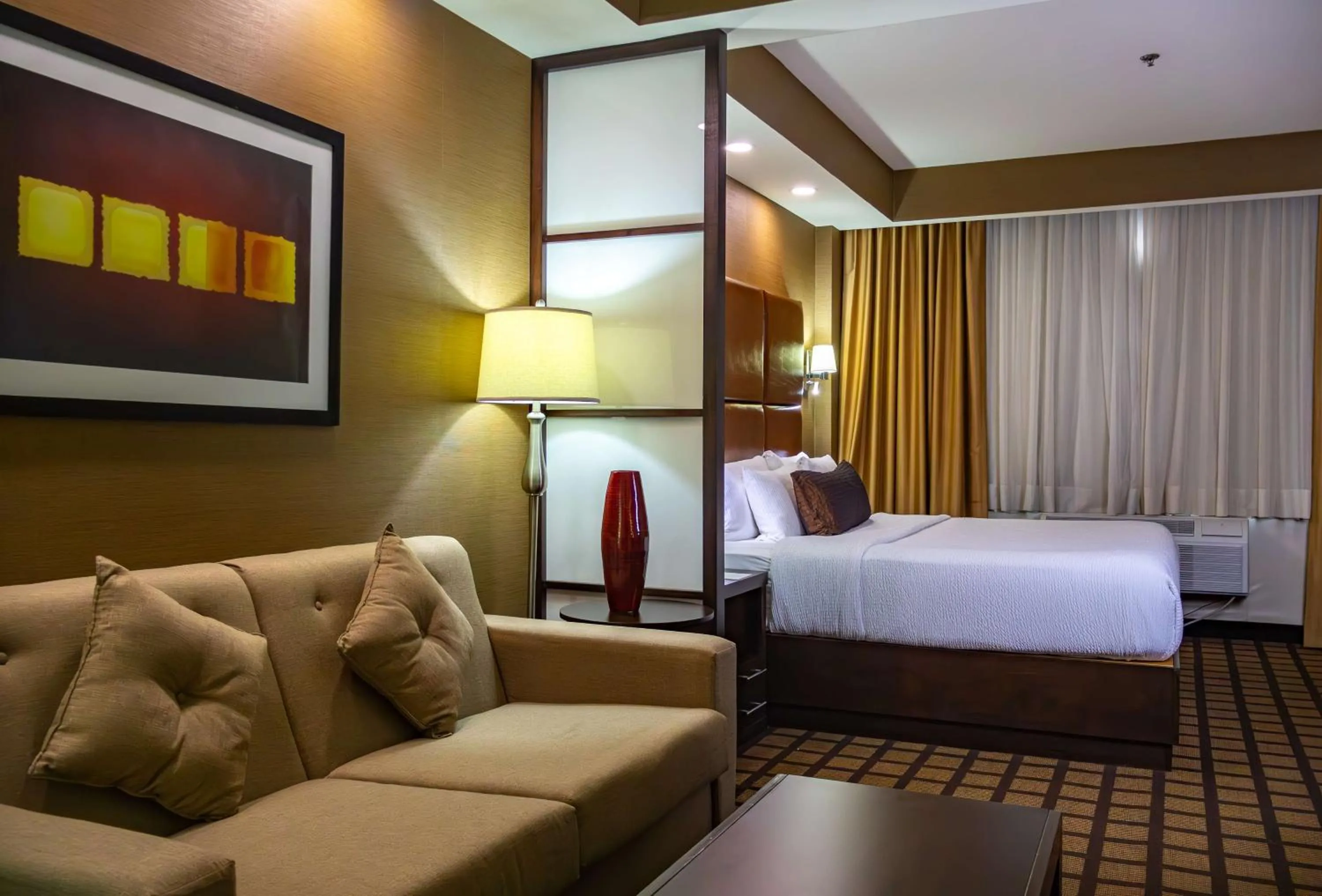 Bed in Best Western PREMIER Monterrey Aeropuerto