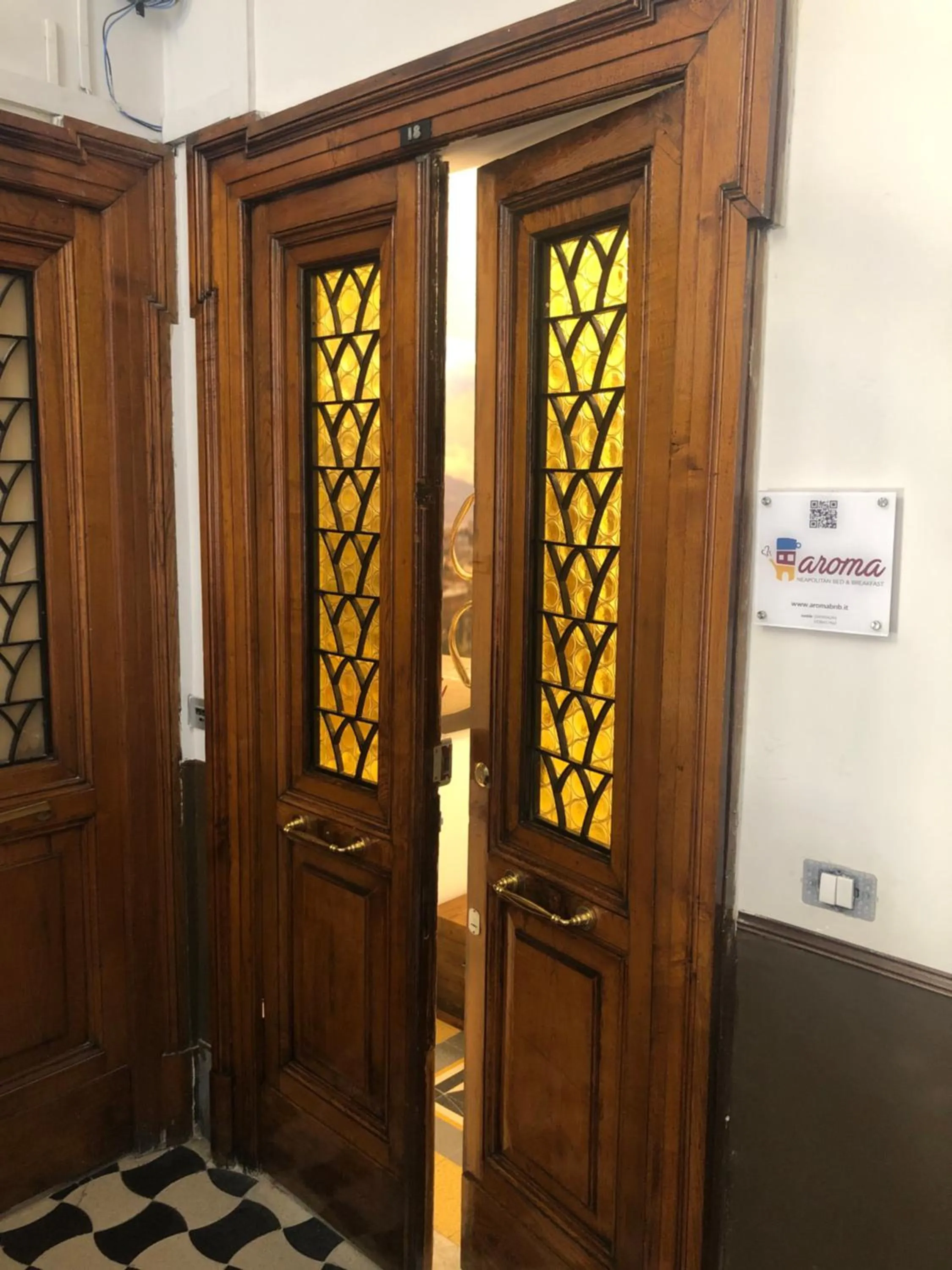 Facade/entrance in aroma - Neapolitan BnB