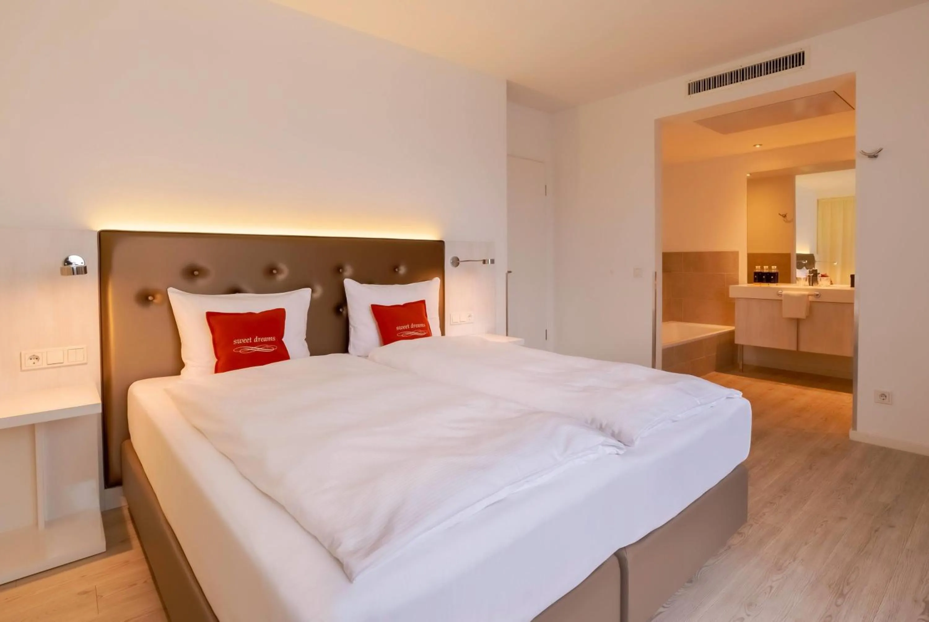 Photo of the whole room, Bed in elaya hotel kleve, Trademark Collection by Wyndham