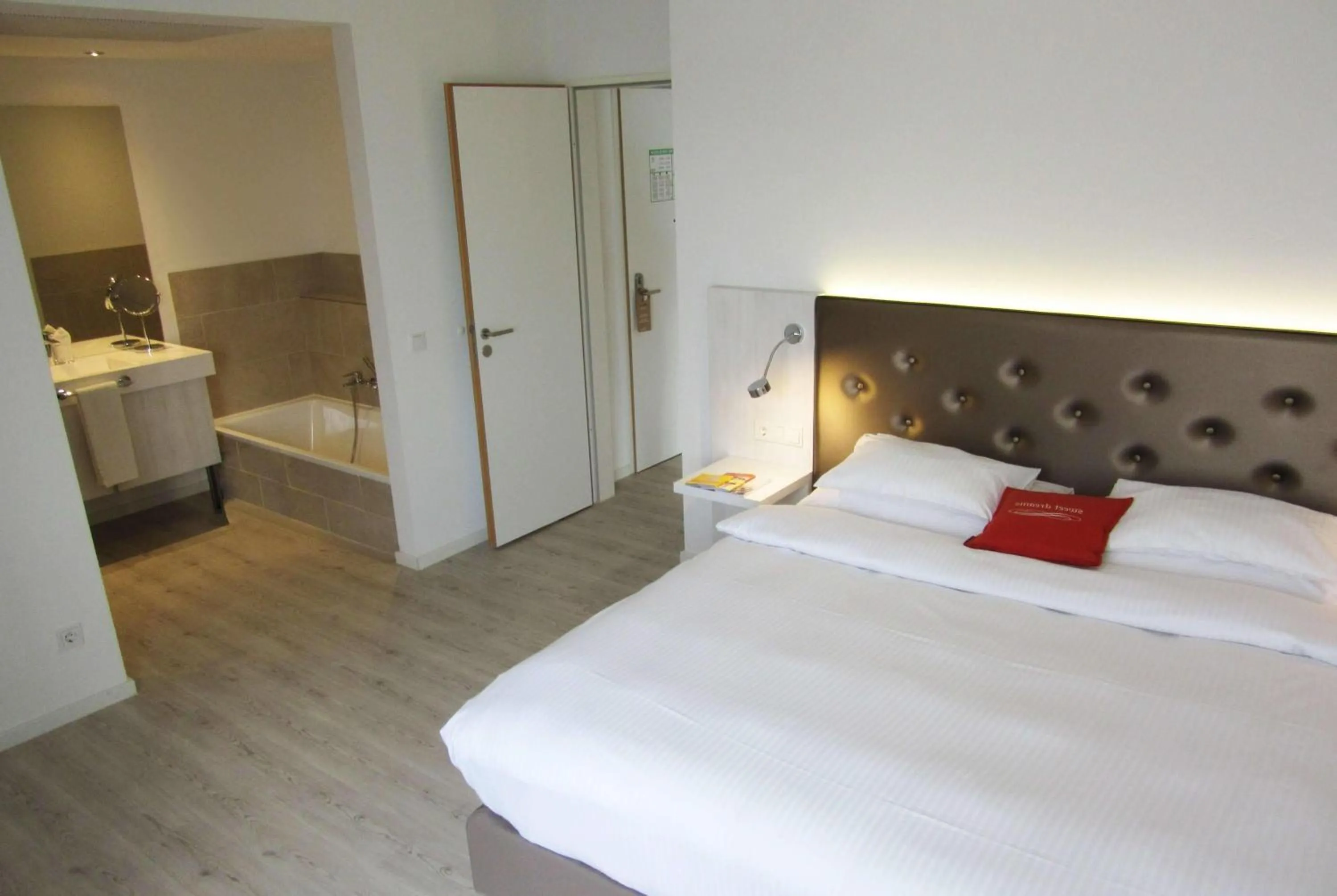 Photo of the whole room, Bed in elaya hotel kleve, Trademark Collection by Wyndham