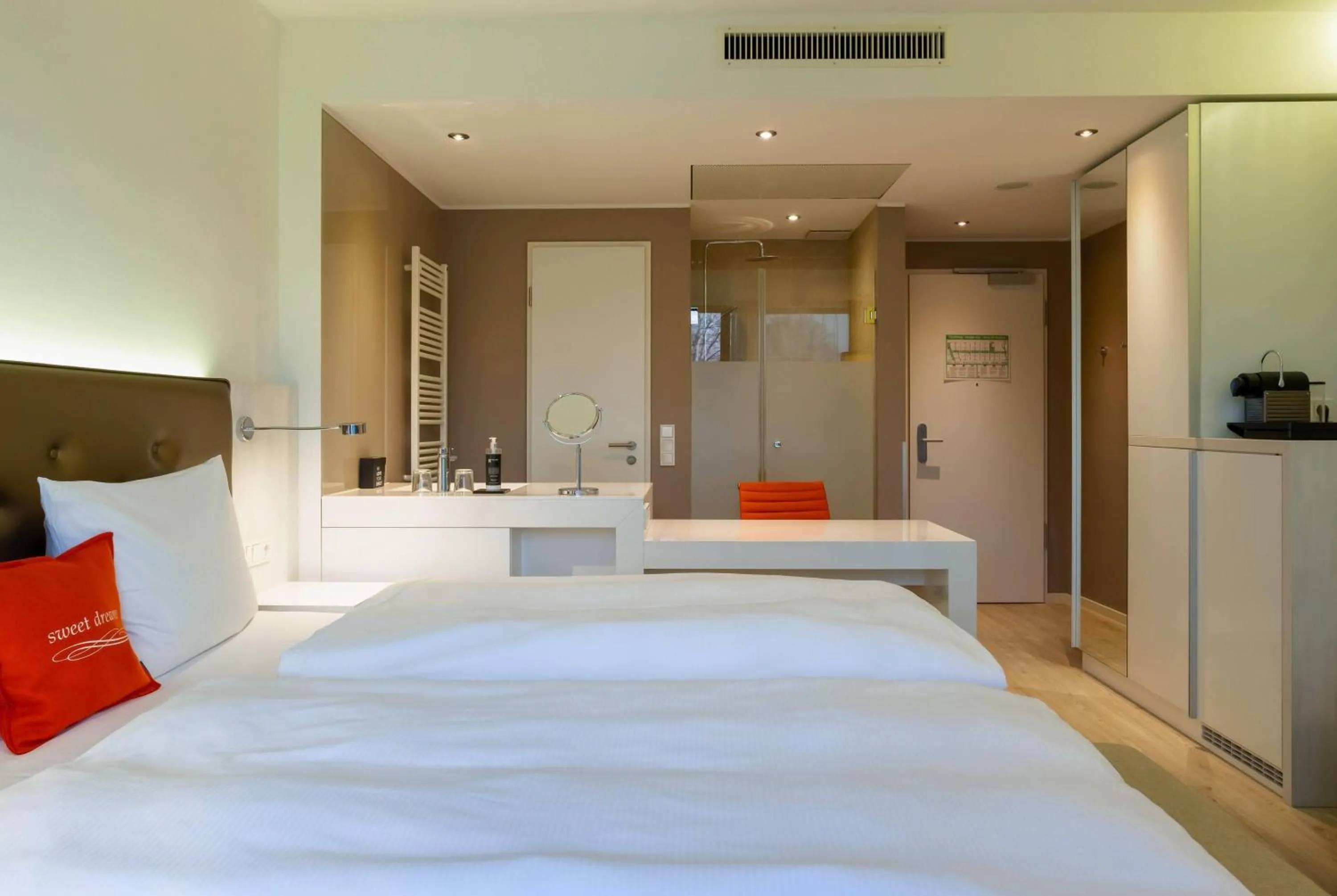 Photo of the whole room, Bed in elaya hotel kleve, Trademark Collection by Wyndham